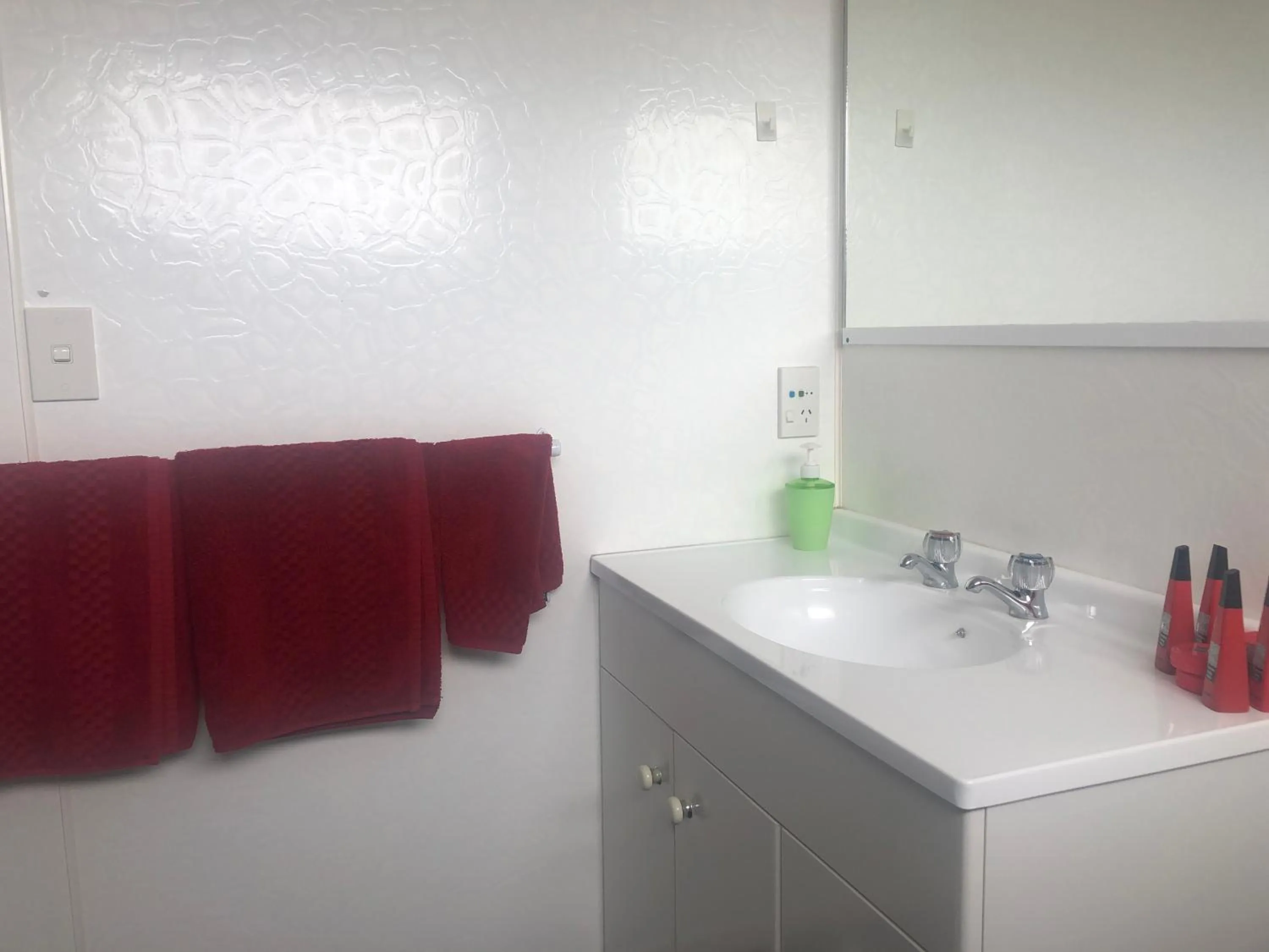 Bathroom in Thornton Lodge Motel