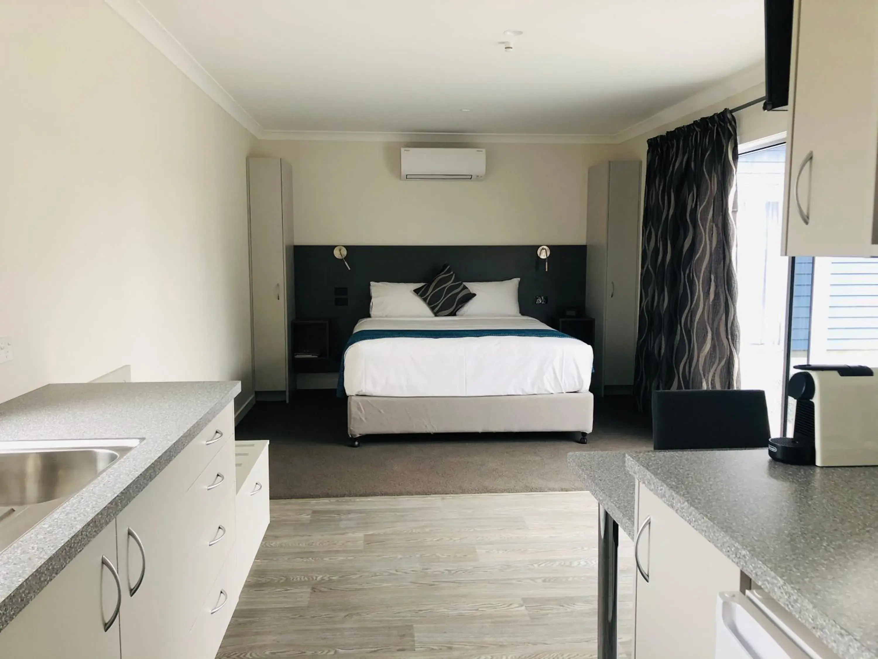 Bed in Thornton Lodge Motel Bed in Thornton Lodge Motel