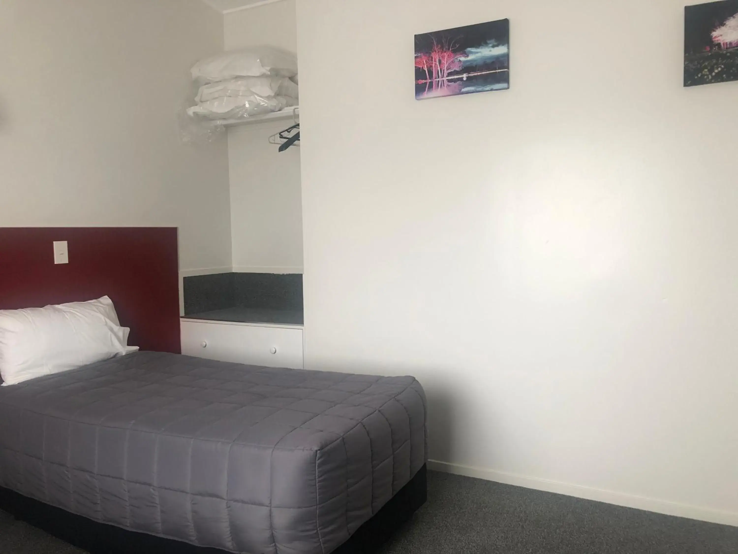 Bedroom, Bed in Thornton Lodge Motel Bedroom, Bed in Thornton Lodge Motel