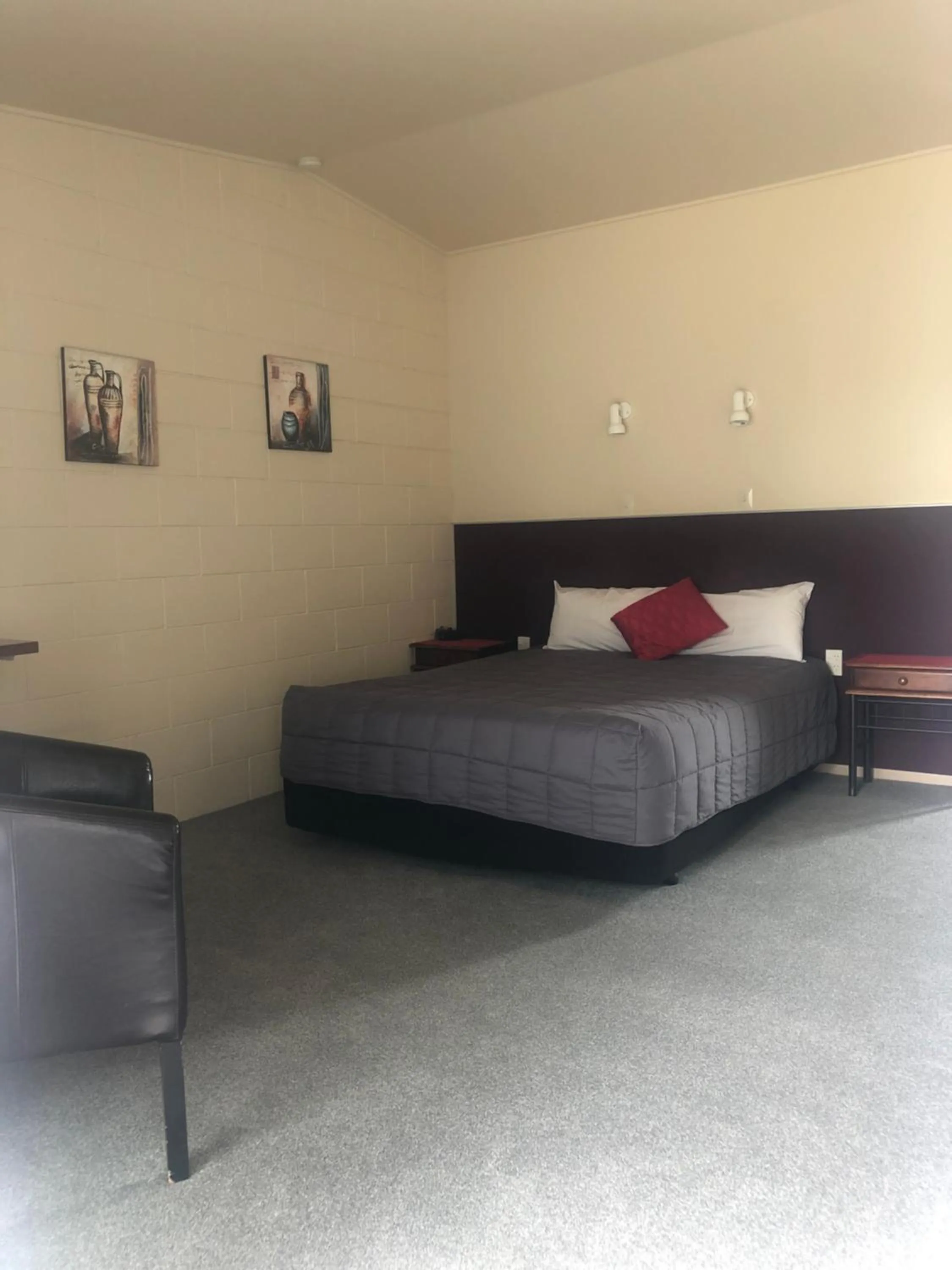 Bed in Thornton Lodge Motel