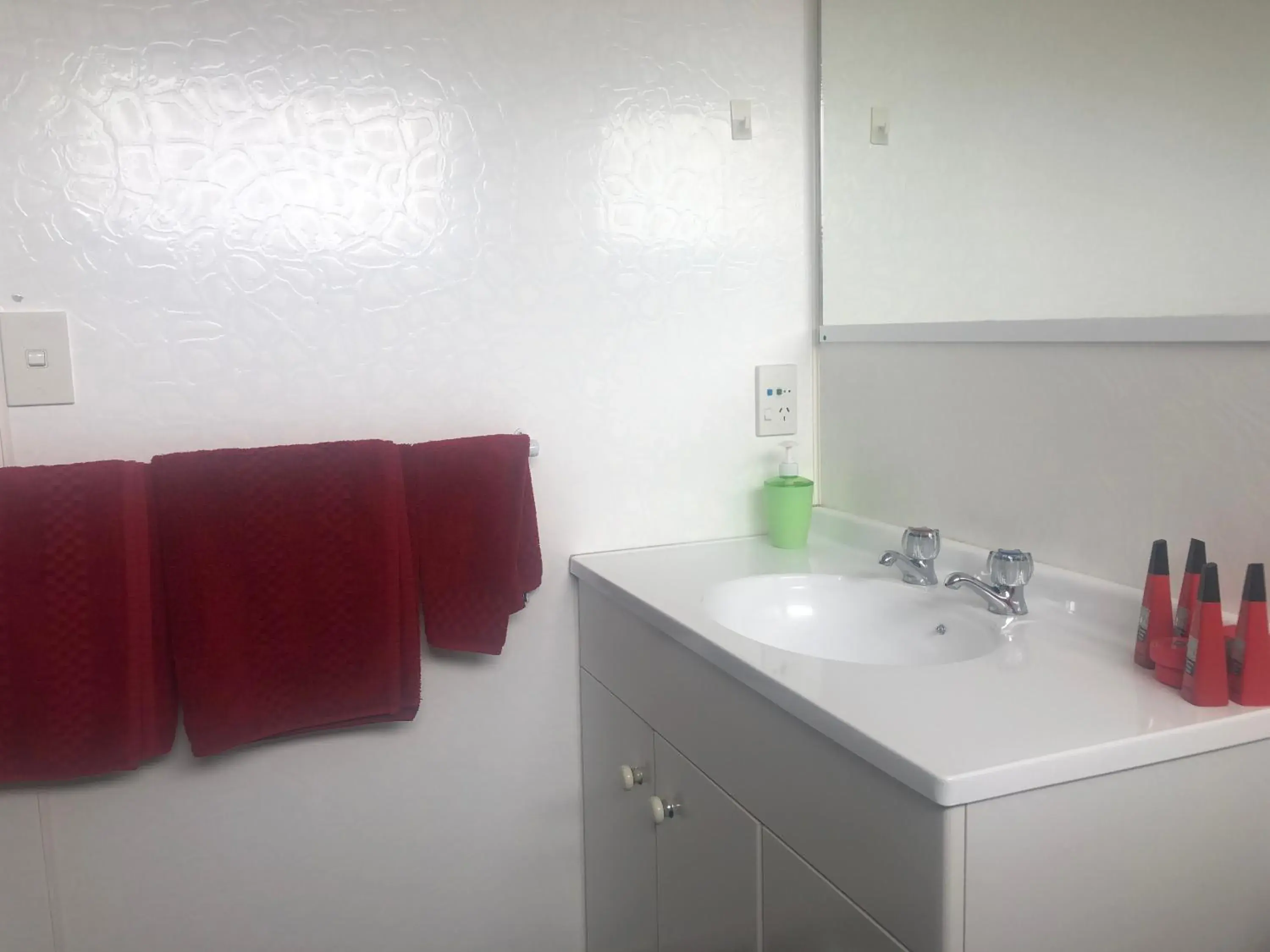 Bathroom in Thornton Lodge Motel Bathroom in Thornton Lodge Motel