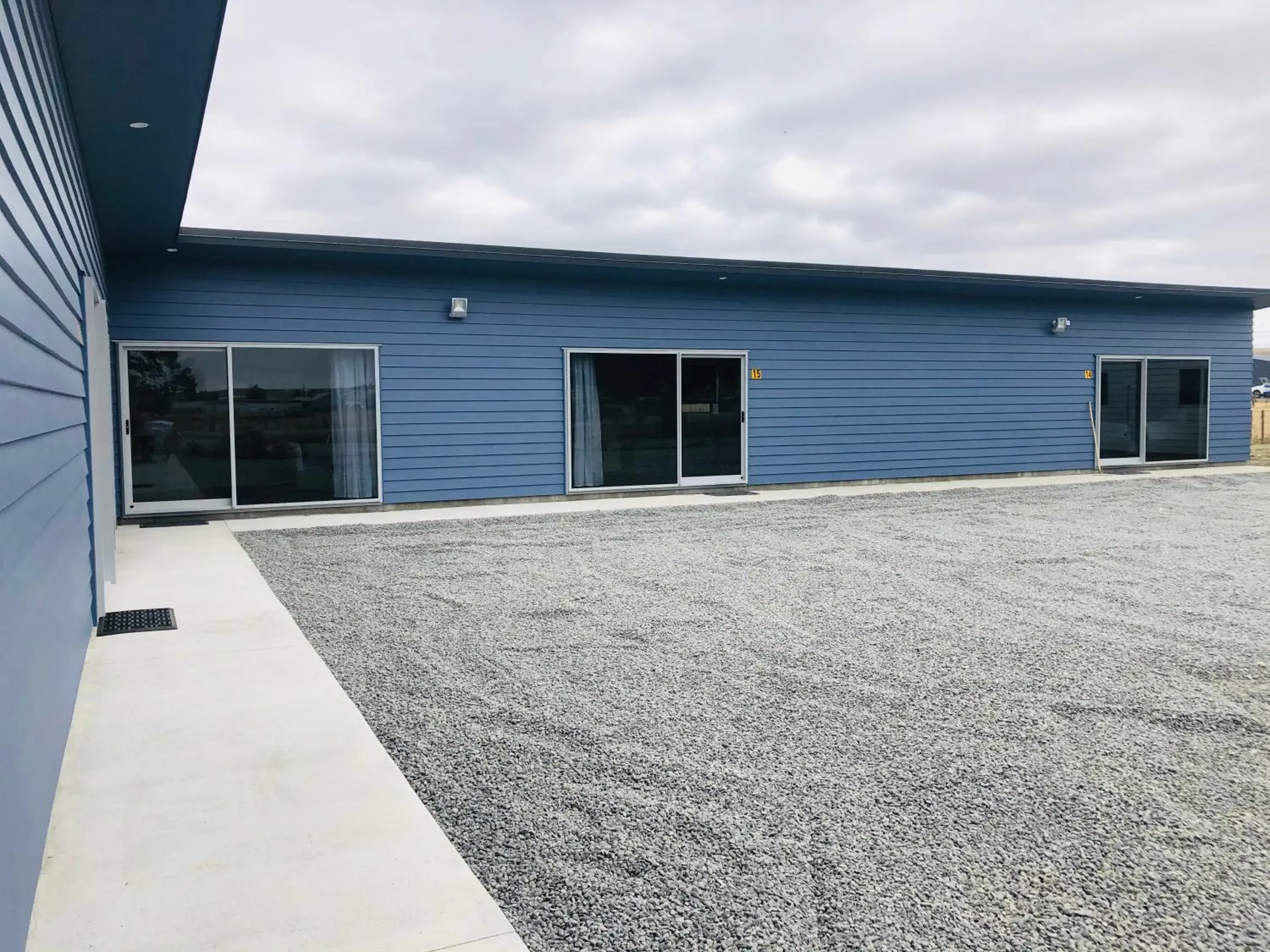 Inner courtyard view in Thornton Lodge Motel Inner courtyard view in Thornton Lodge Motel