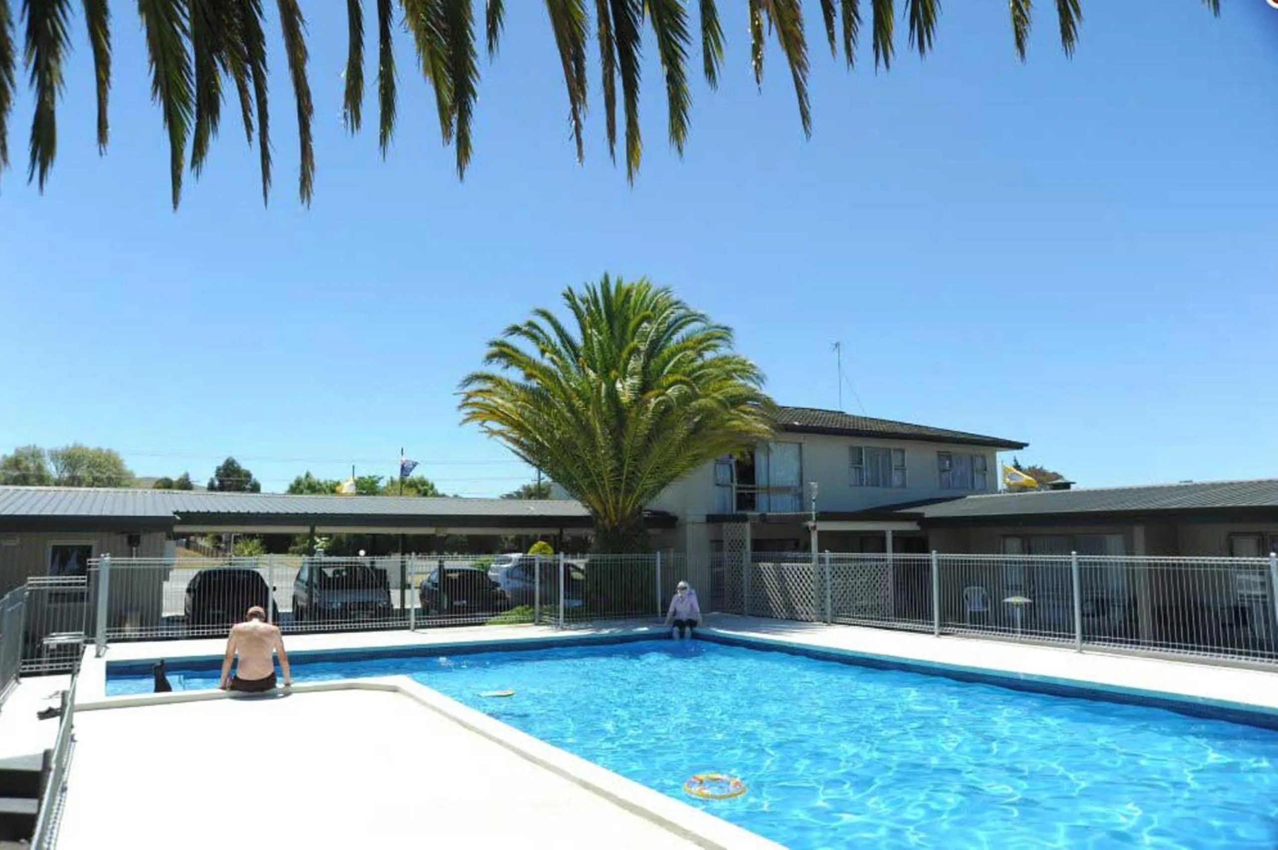 Swimming pool in Thornton Lodge Motel
