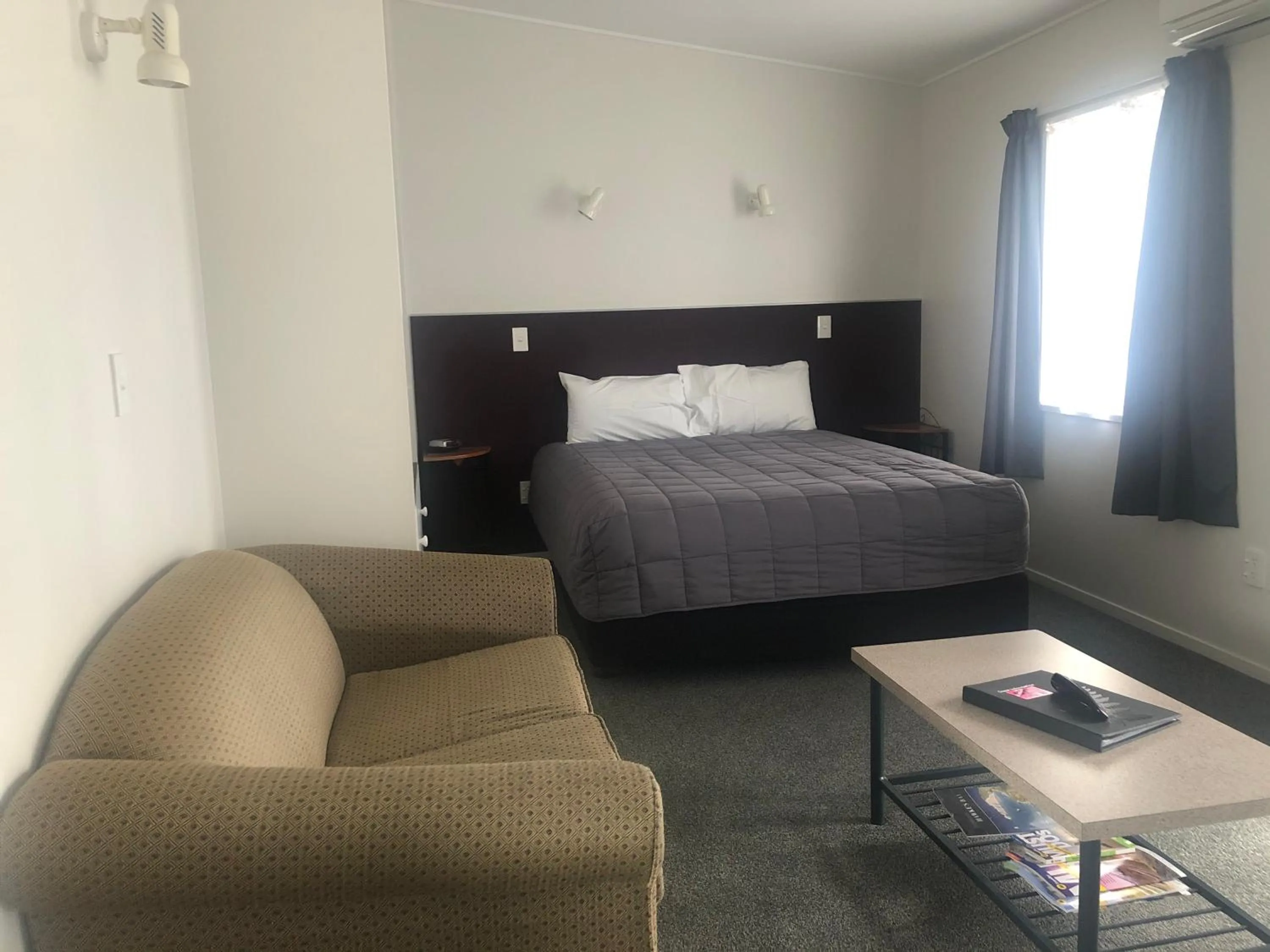 Bed in Thornton Lodge Motel