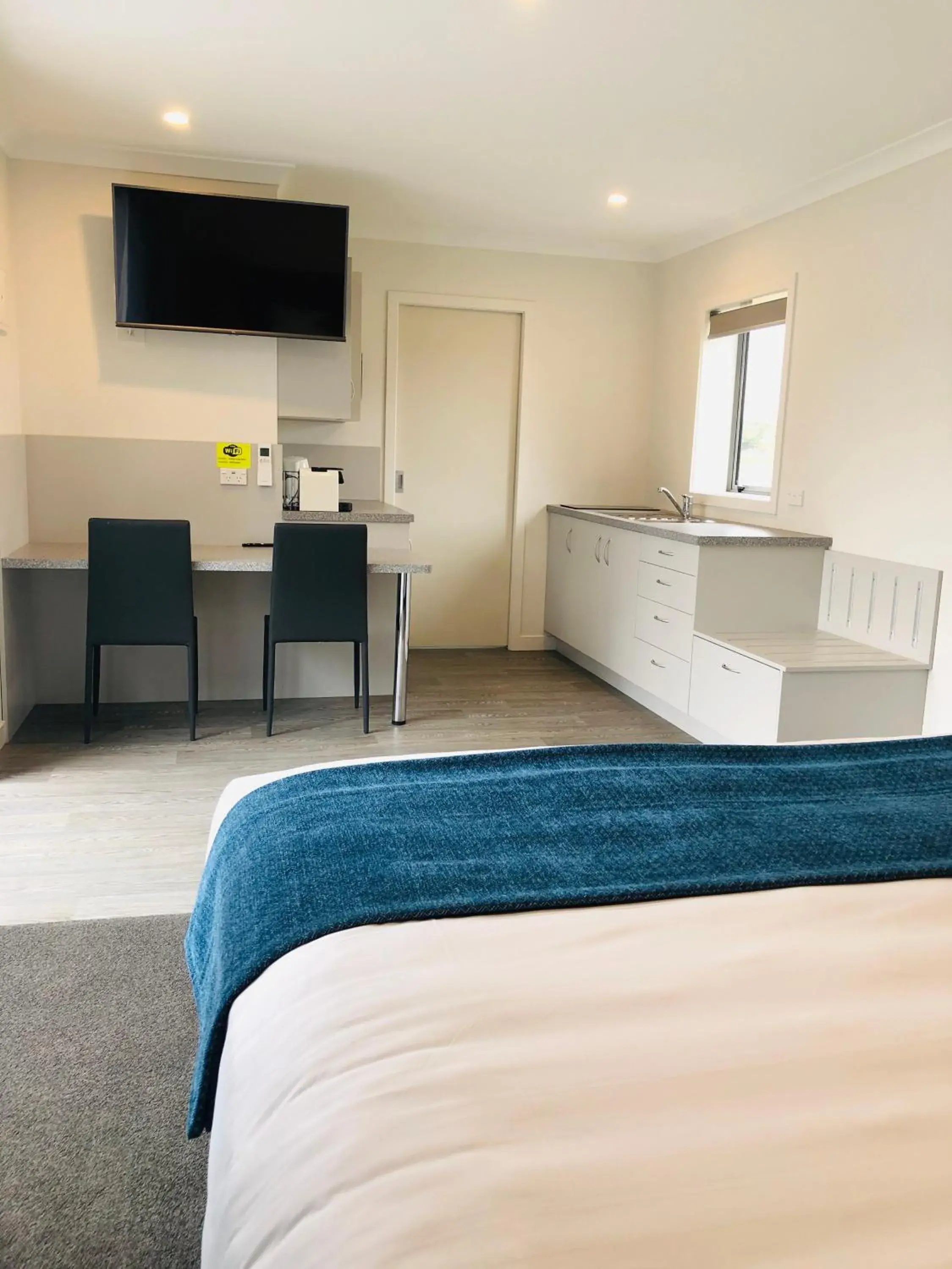 Bed in Thornton Lodge Motel Bed in Thornton Lodge Motel