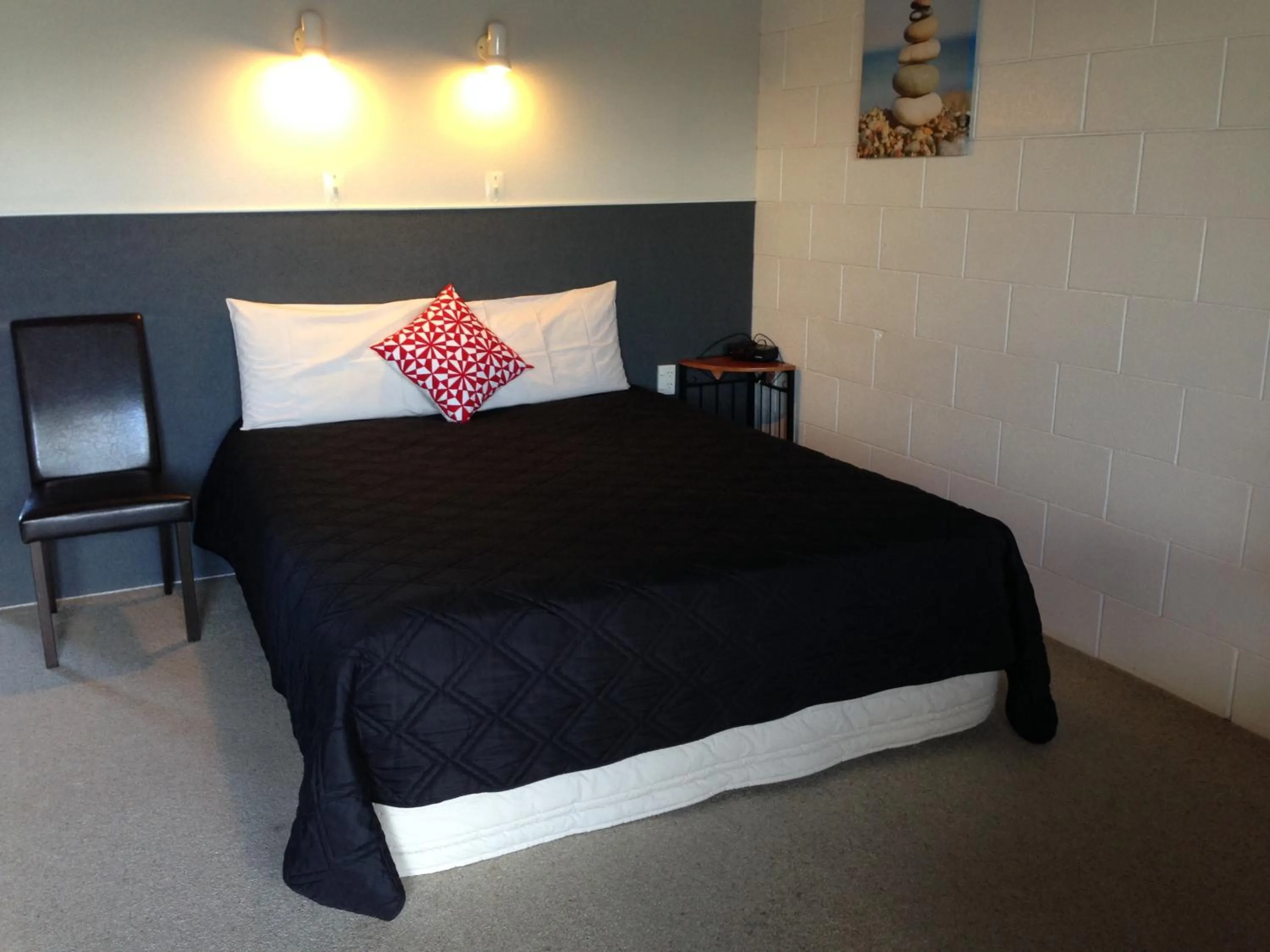 Bed in Thornton Lodge Motel