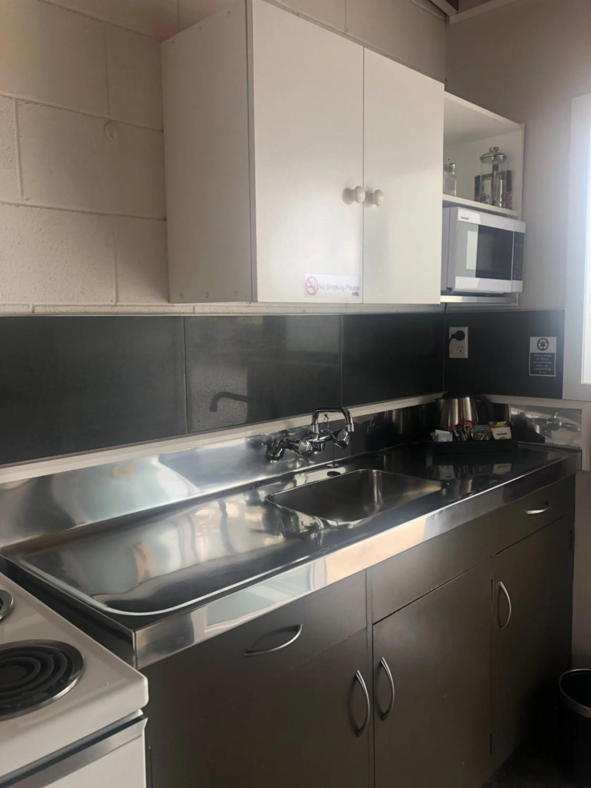 Kitchen or kitchenette in Thornton Lodge Motel