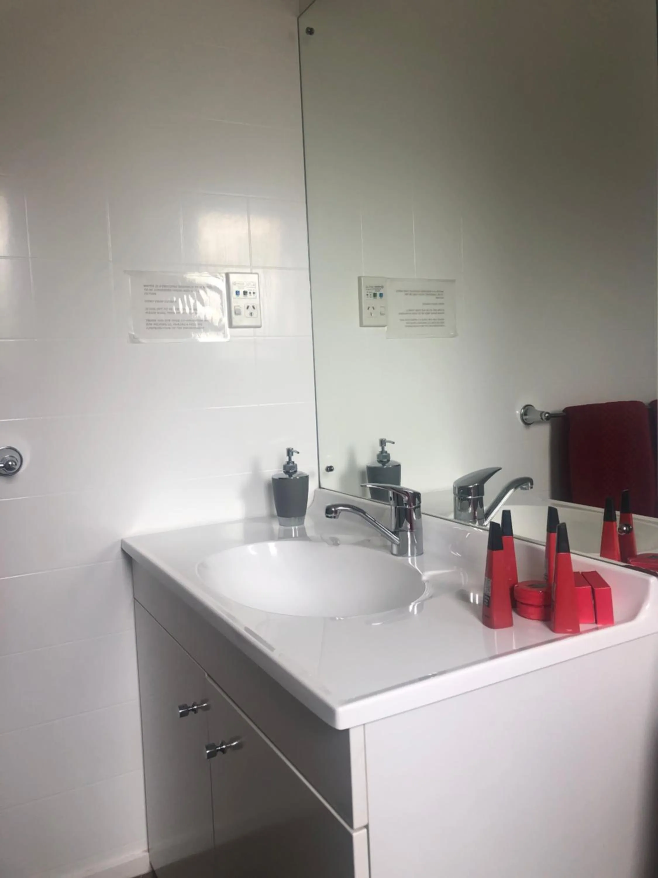 Bathroom in Thornton Lodge Motel