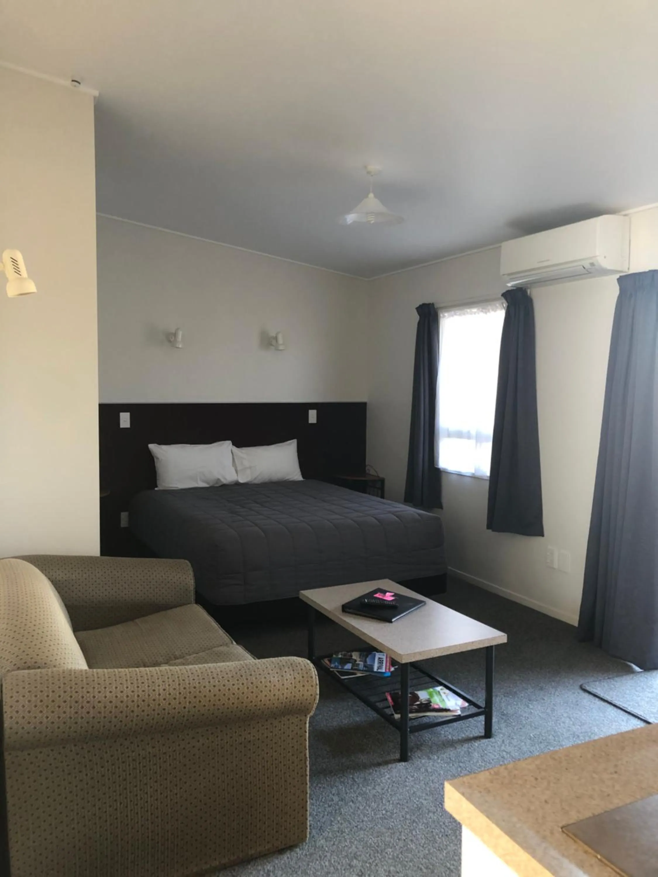 Bed in Thornton Lodge Motel