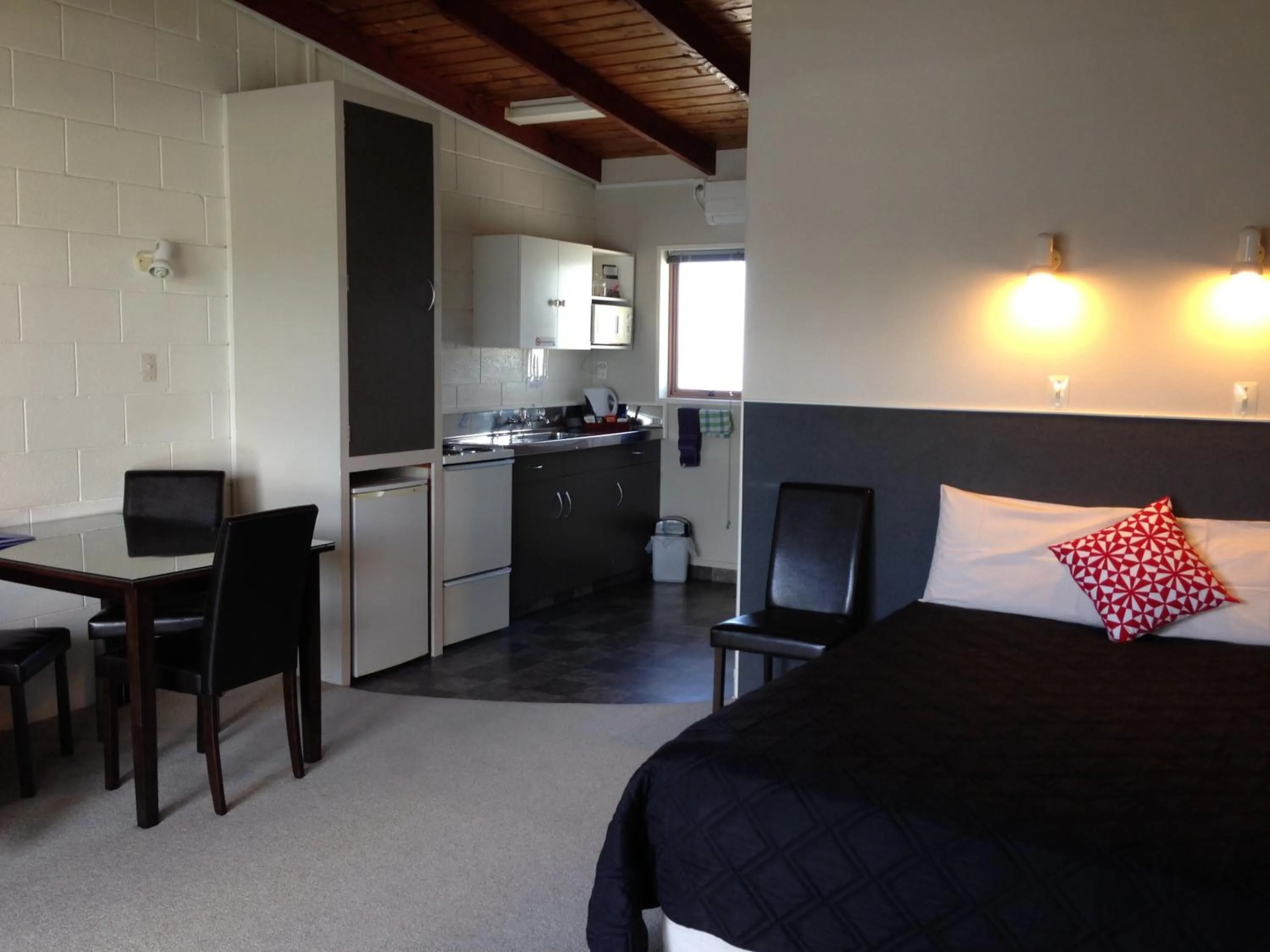 Bed in Thornton Lodge Motel