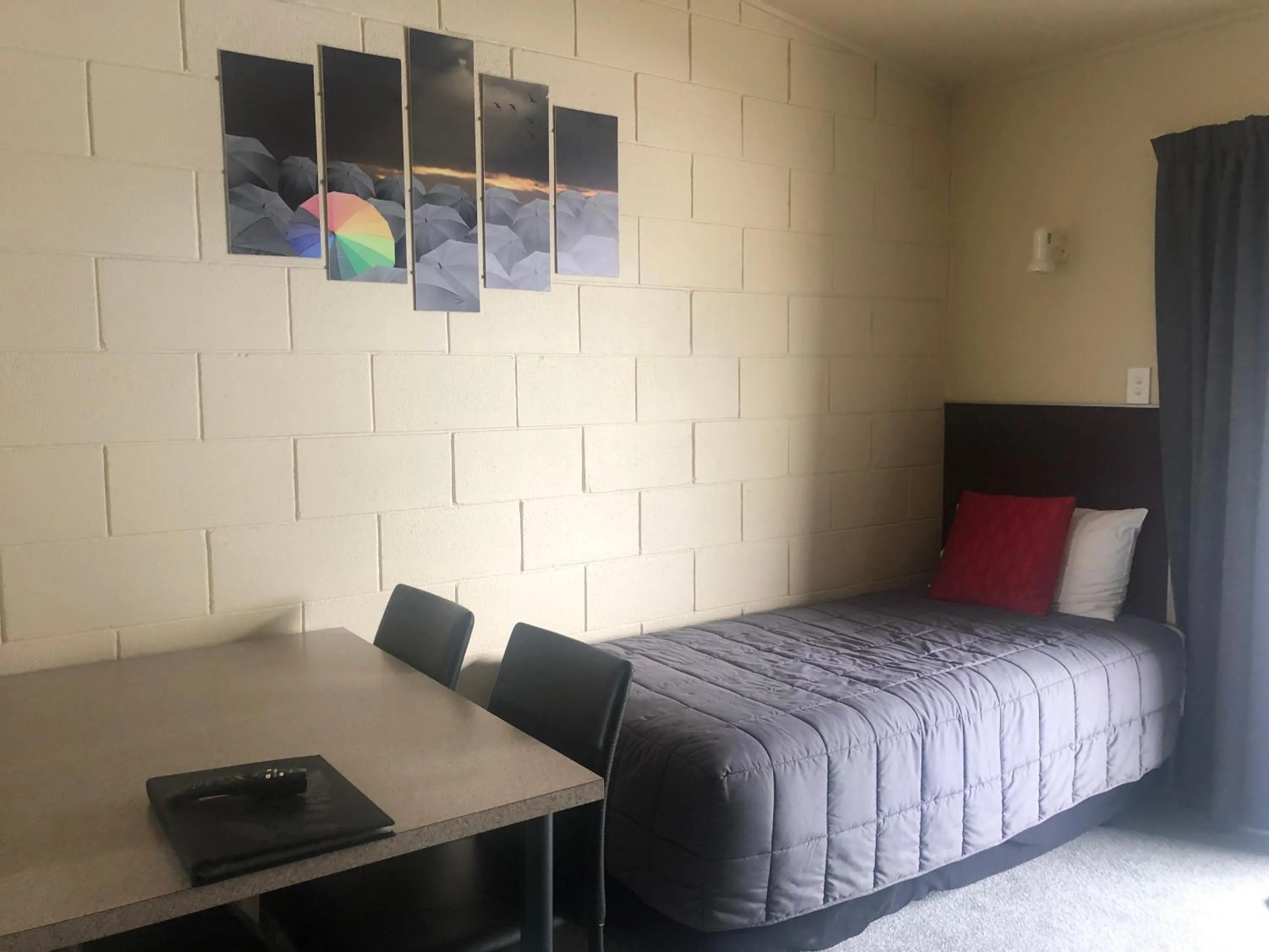 Bed in Thornton Lodge Motel