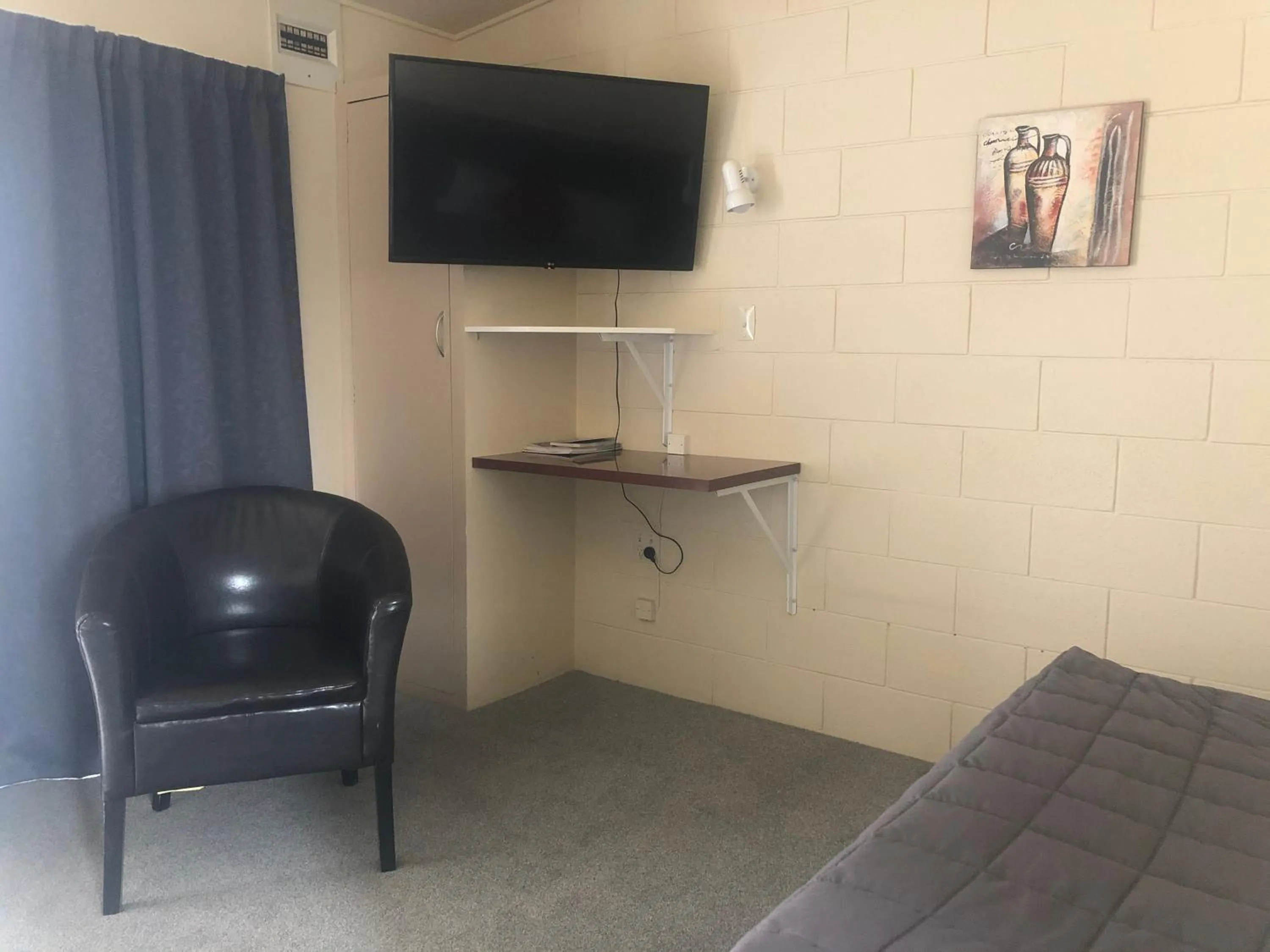 TV and multimedia in Thornton Lodge Motel