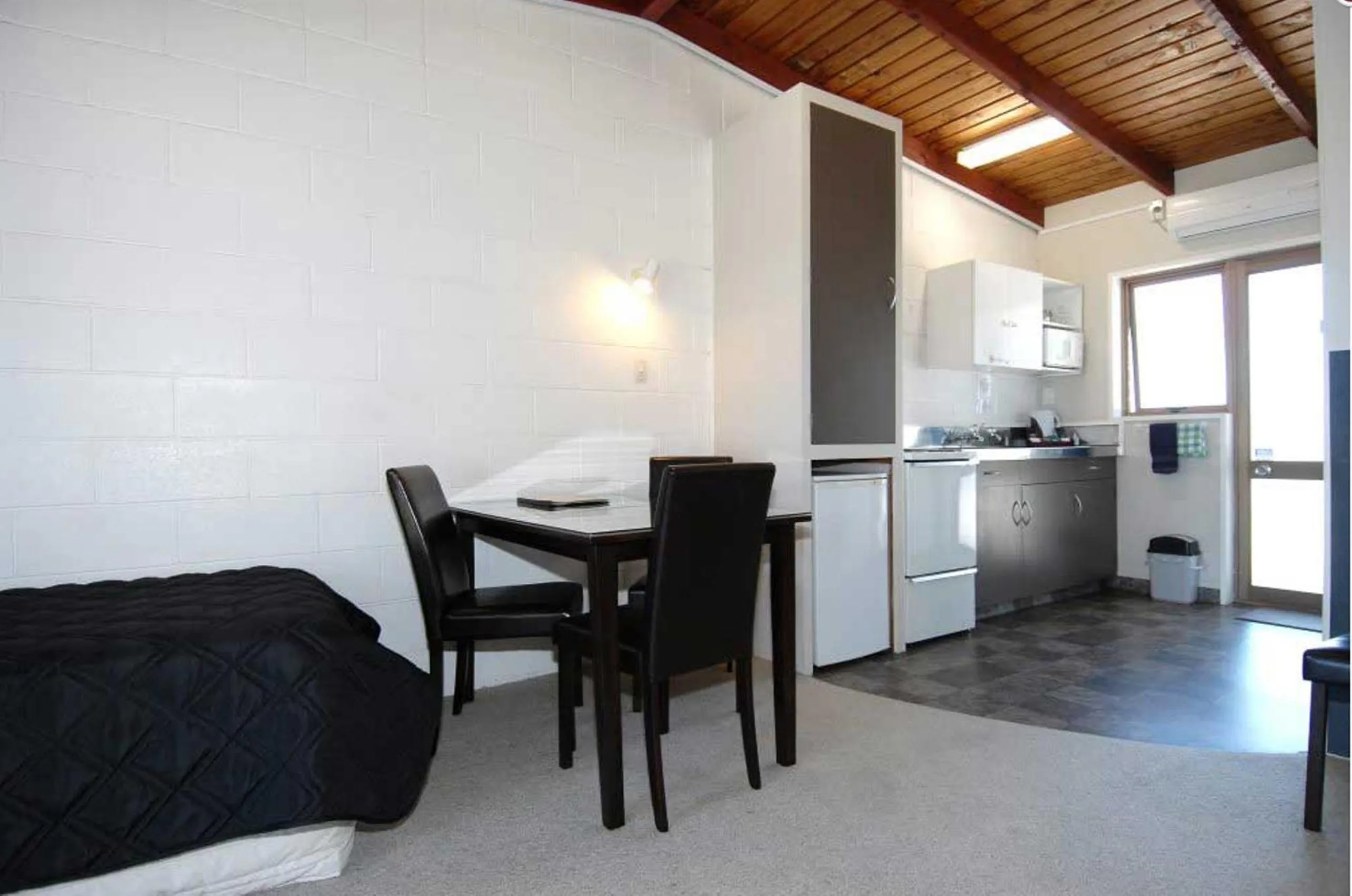 Photo of the whole room in Thornton Lodge Motel