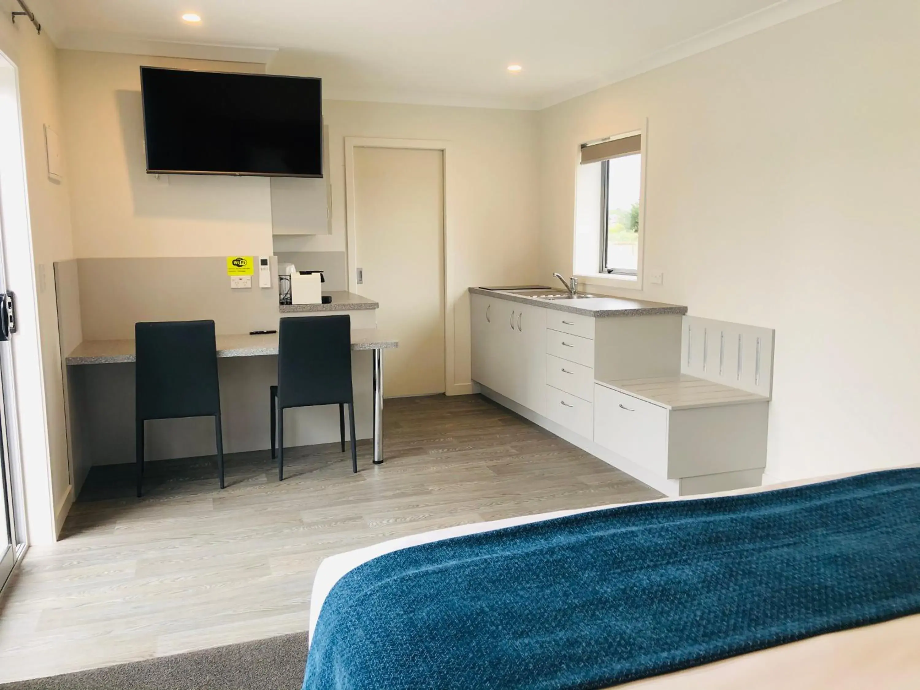 TV and multimedia, Bed in Thornton Lodge Motel TV and multimedia, Bed in Thornton Lodge Motel