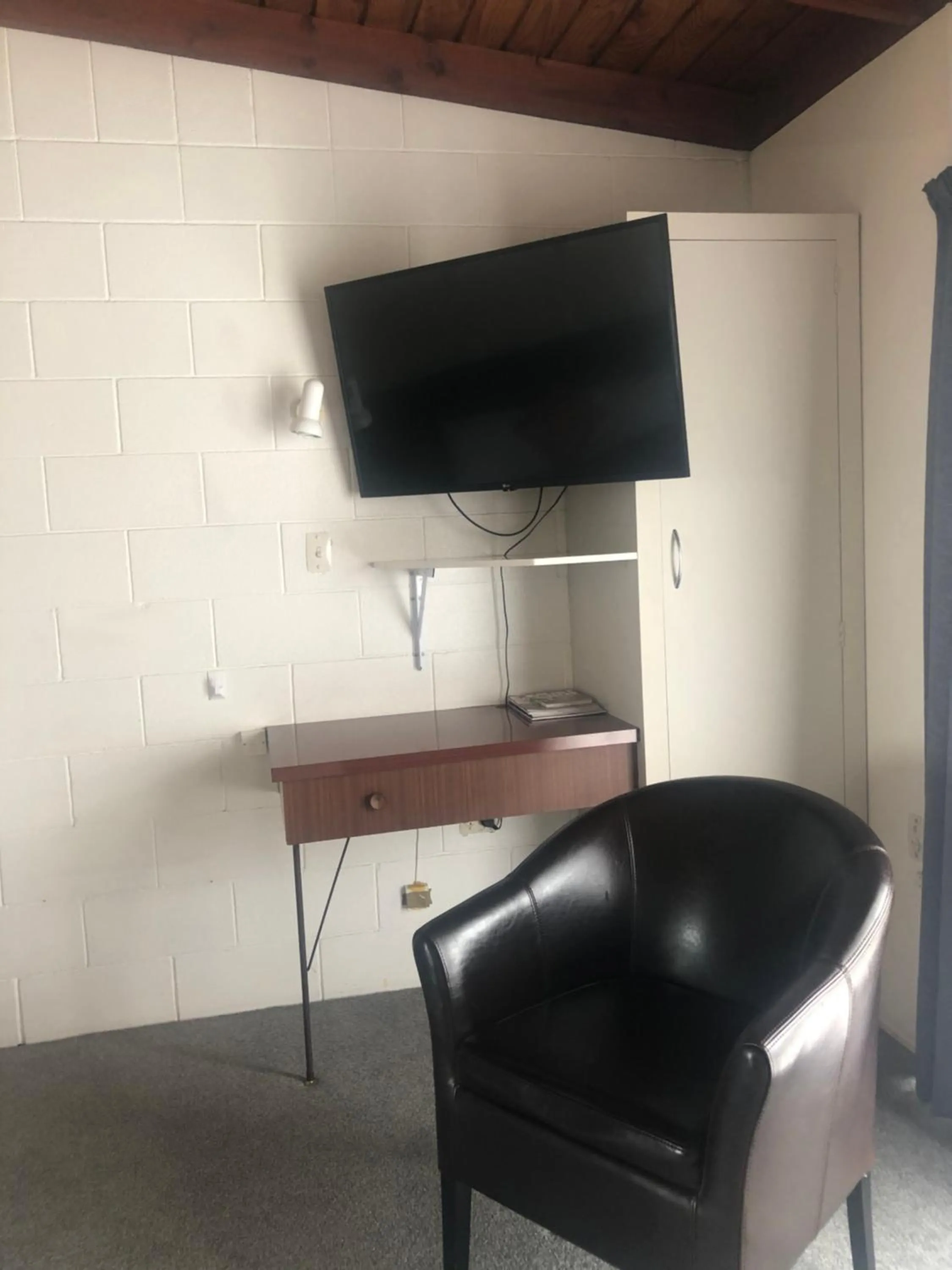 TV and multimedia in Thornton Lodge Motel