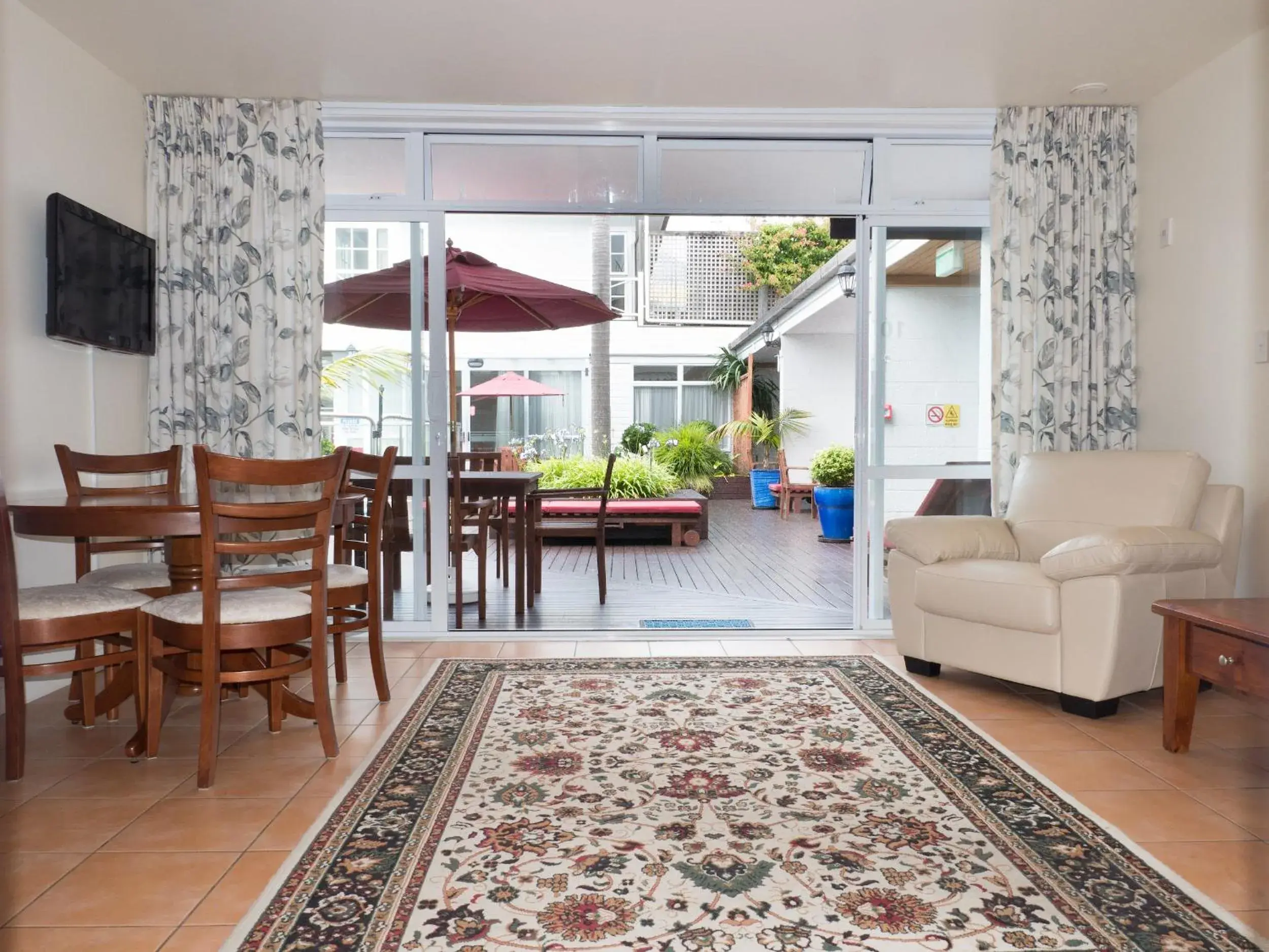 Deluxe Queen One Bedroom Unit in Commodores Lodge Deluxe Queen One Bedroom Unit in Commodores Lodge