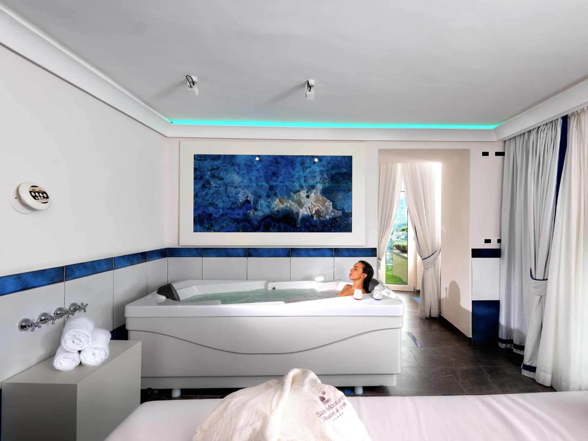 Hot Tub, Bed in San Montano Resort & Spa