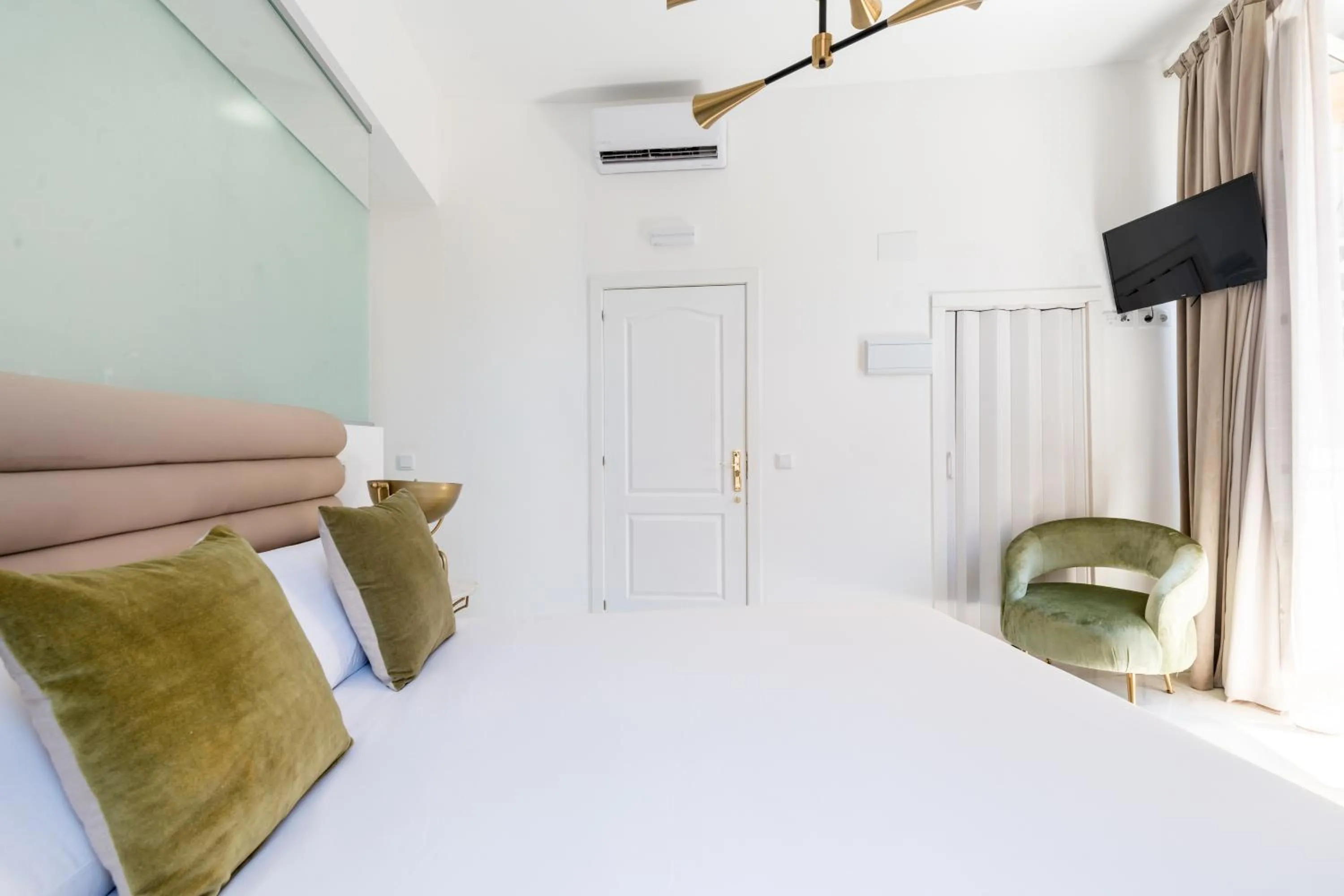 Photo of the whole room, Bed in Hostal Roomsole