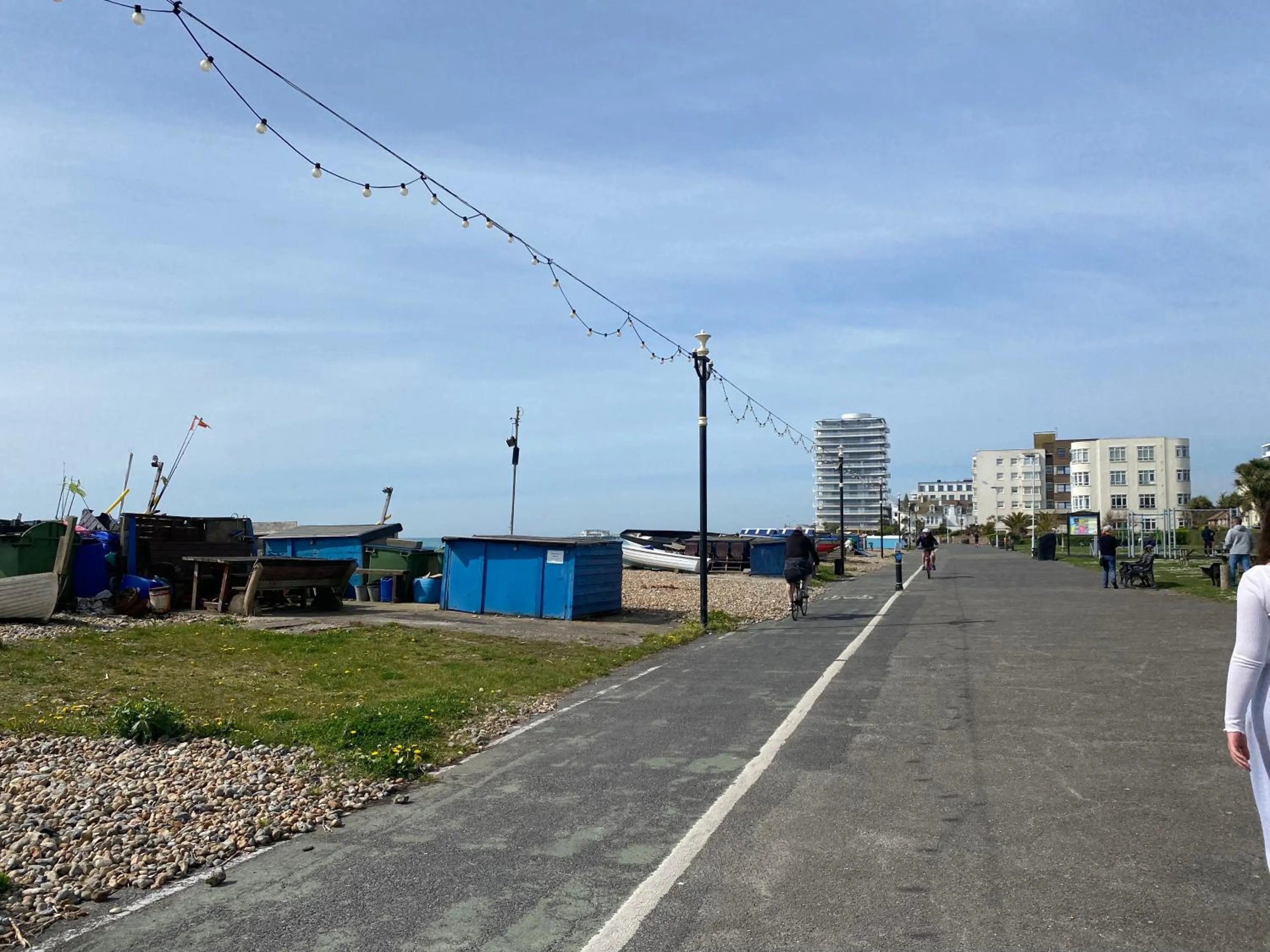 WORTHING BEACH 180 - 2 bed seafront apartment with private parking