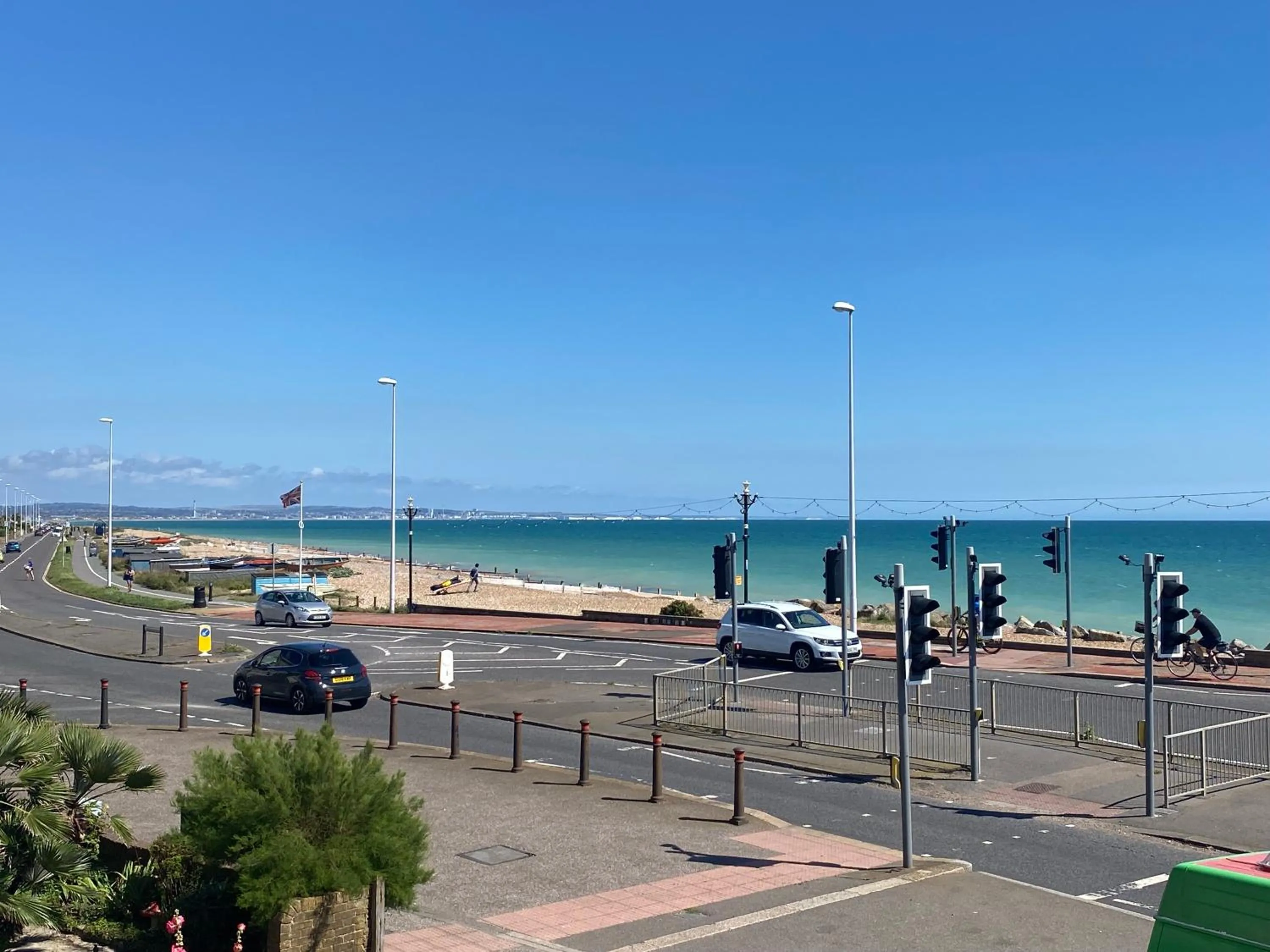 WORTHING BEACH 180 - 2 bed seafront apartment with private parking
