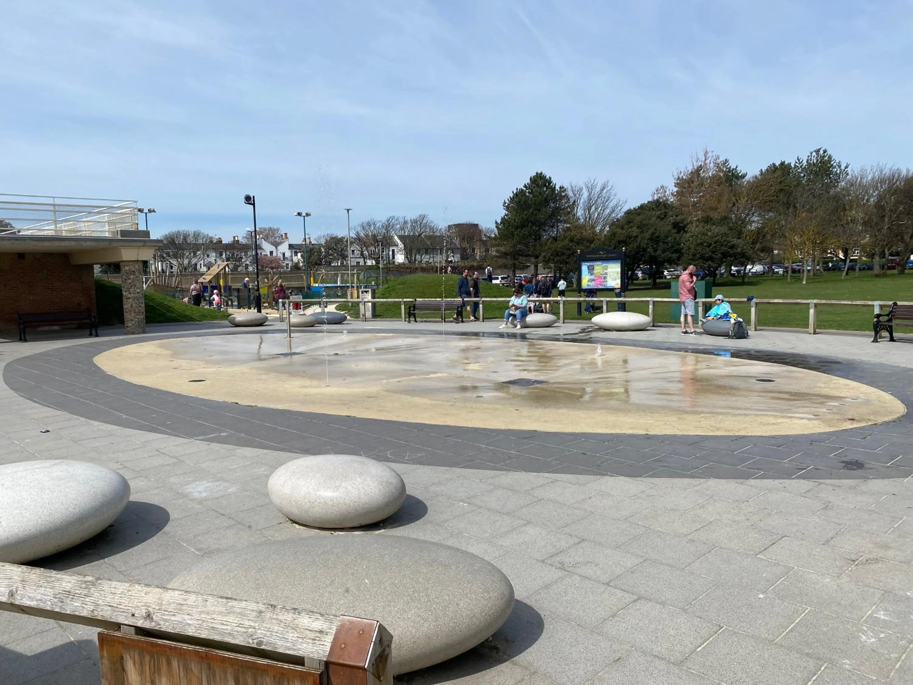 WORTHING BEACH 180 - 2 bed seafront apartment with private parking