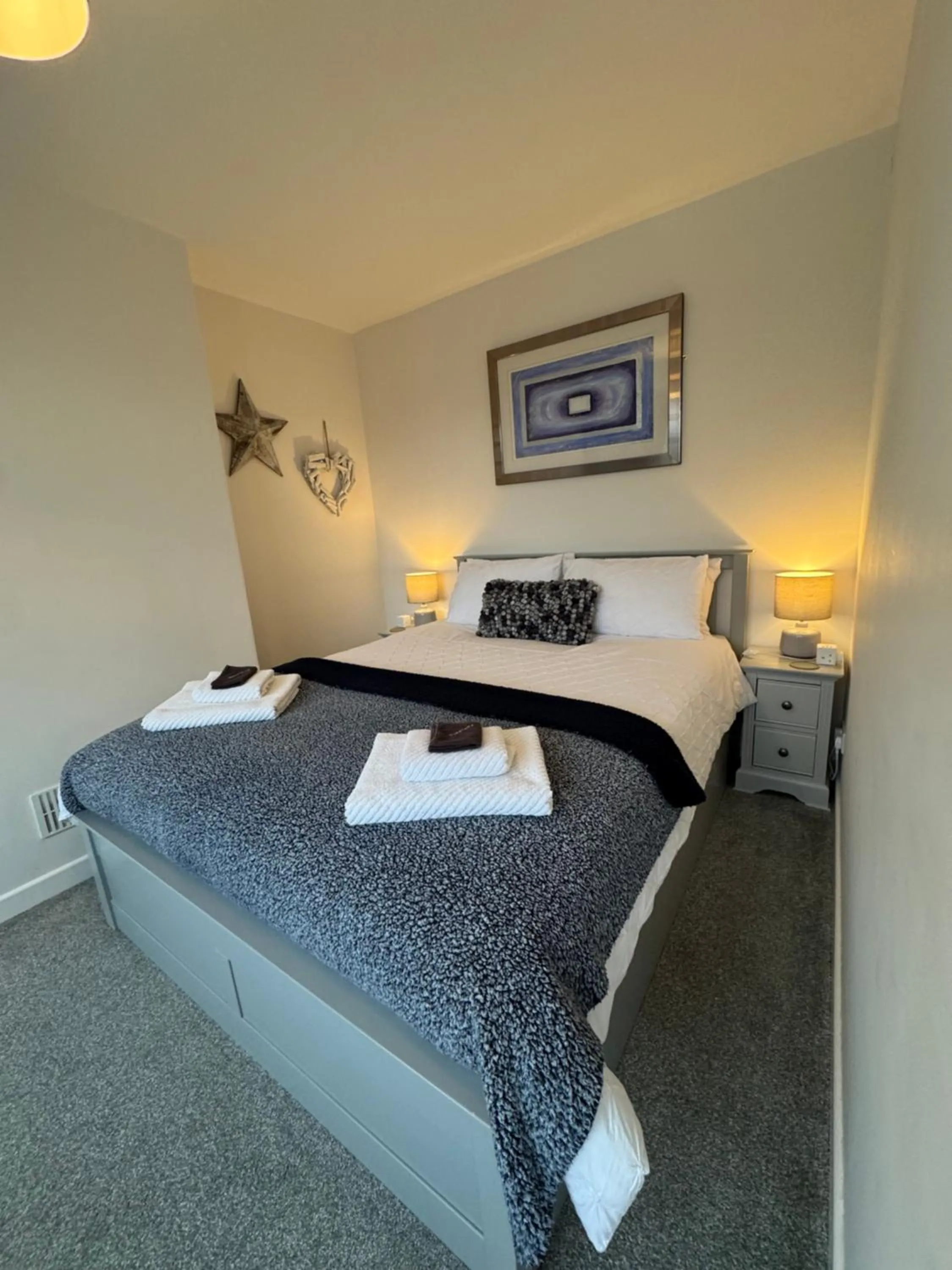 Bed in WORTHING BEACH 180 - 2 bed seafront apartment with private parking