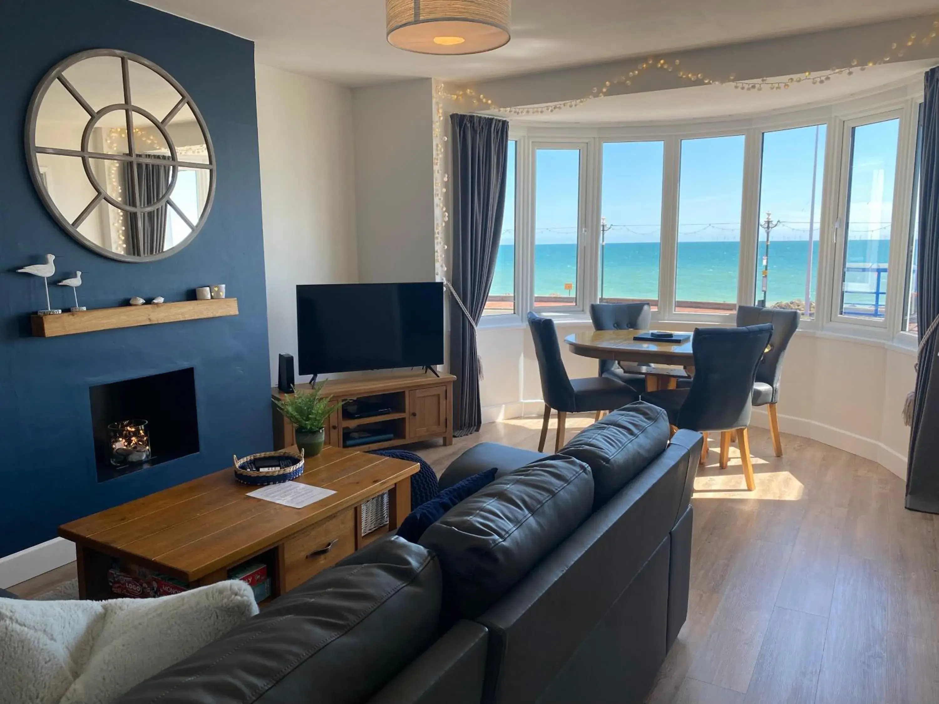 WORTHING BEACH 180 - 2 bed seafront apartment with private parking WORTHING BEACH 180 - 2 bed seafront apartment with private parking