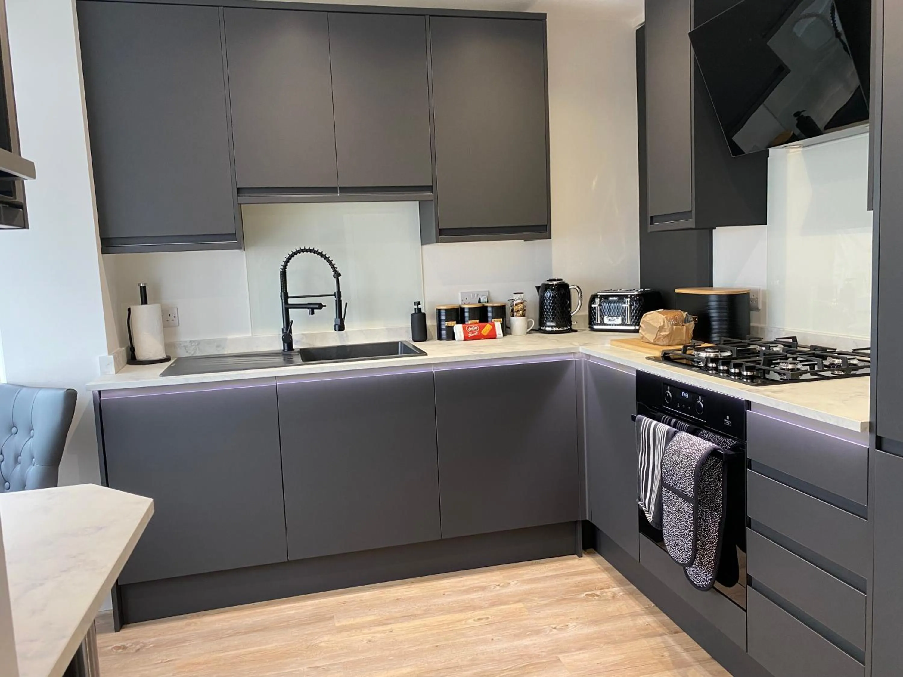 WORTHING BEACH 180 - 2 bed seafront apartment with private parking