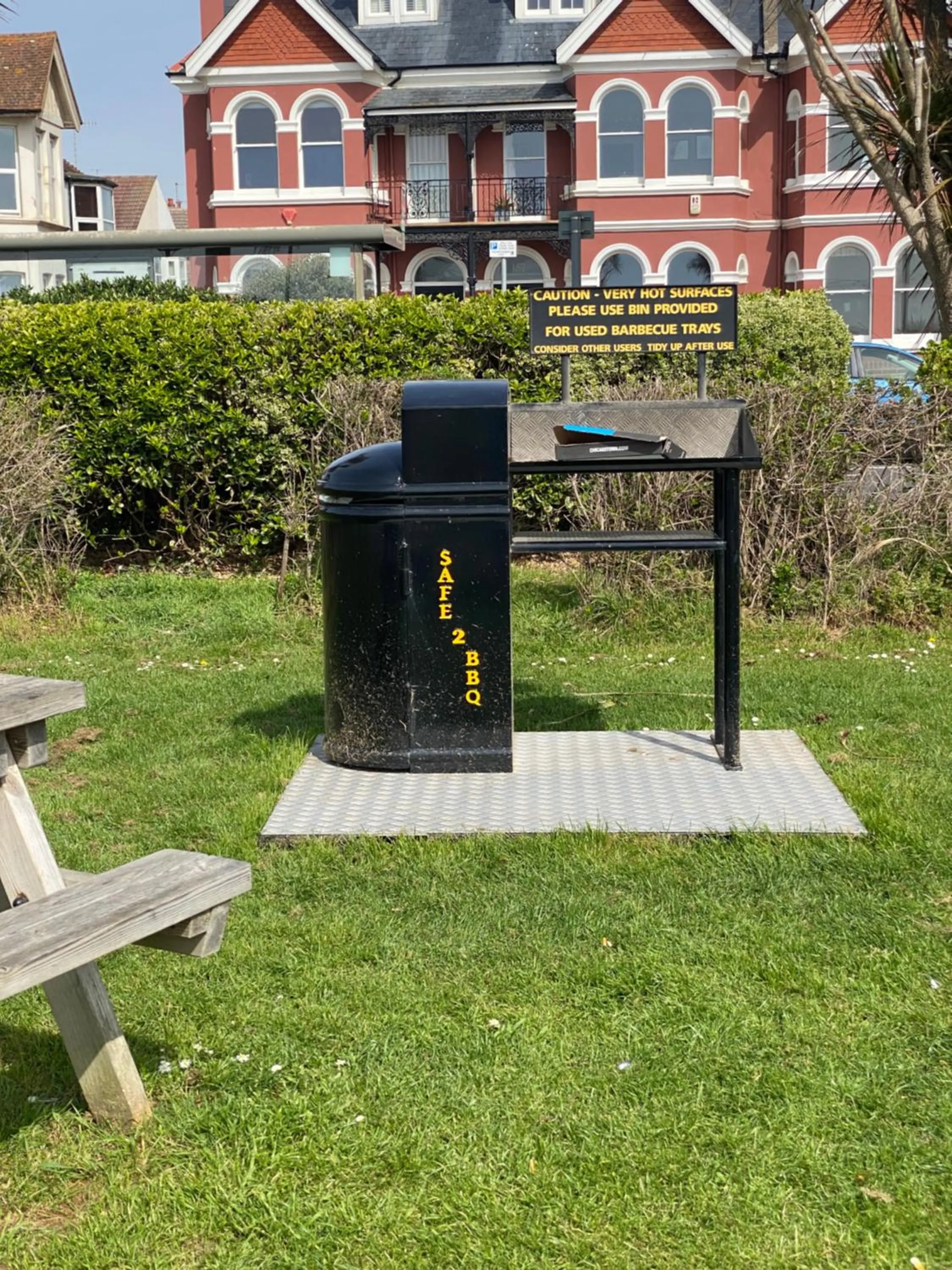 WORTHING BEACH 180 - 2 bed seafront apartment with private parking