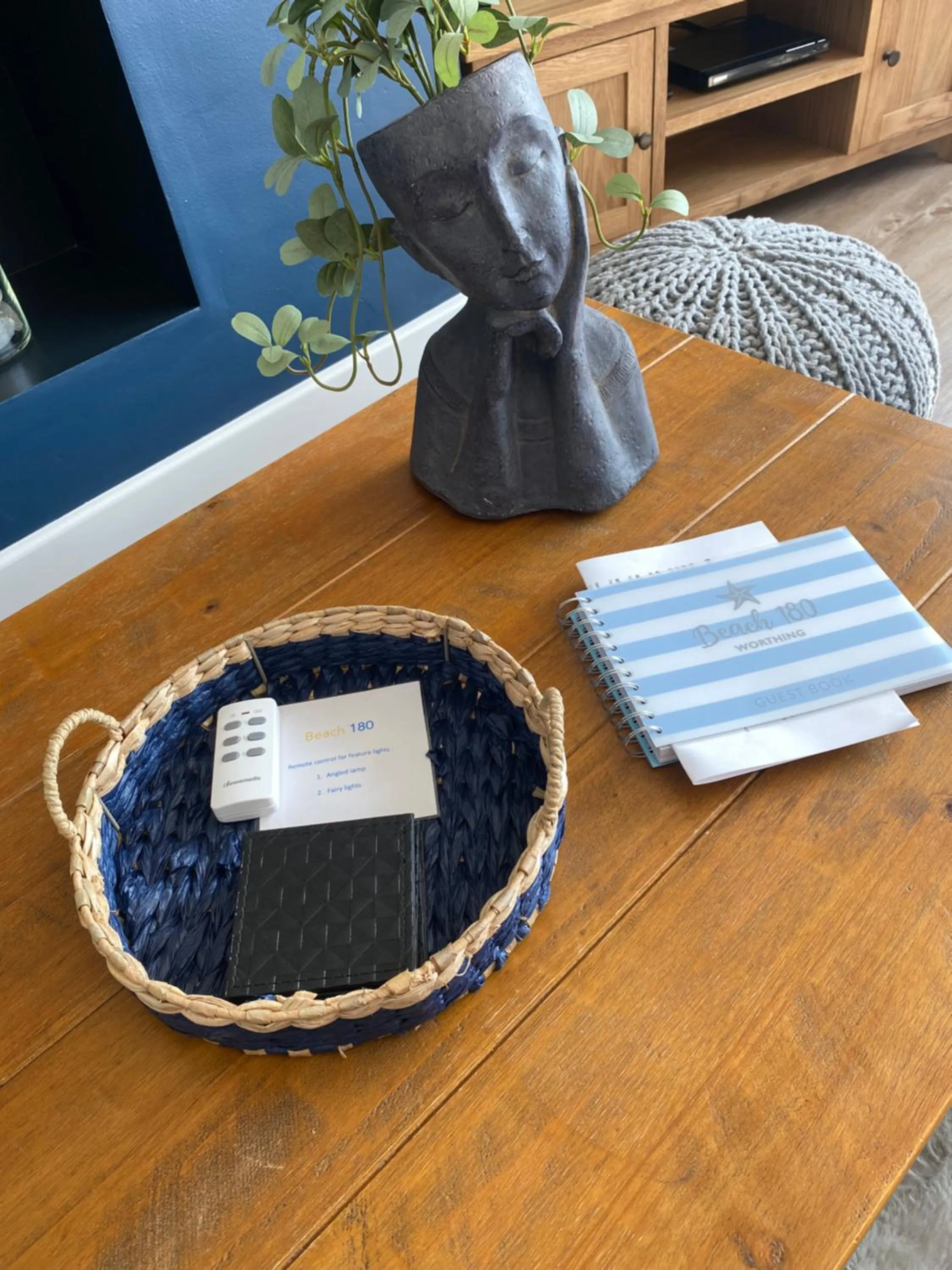 WORTHING BEACH 180 - 2 bed seafront apartment with private parking