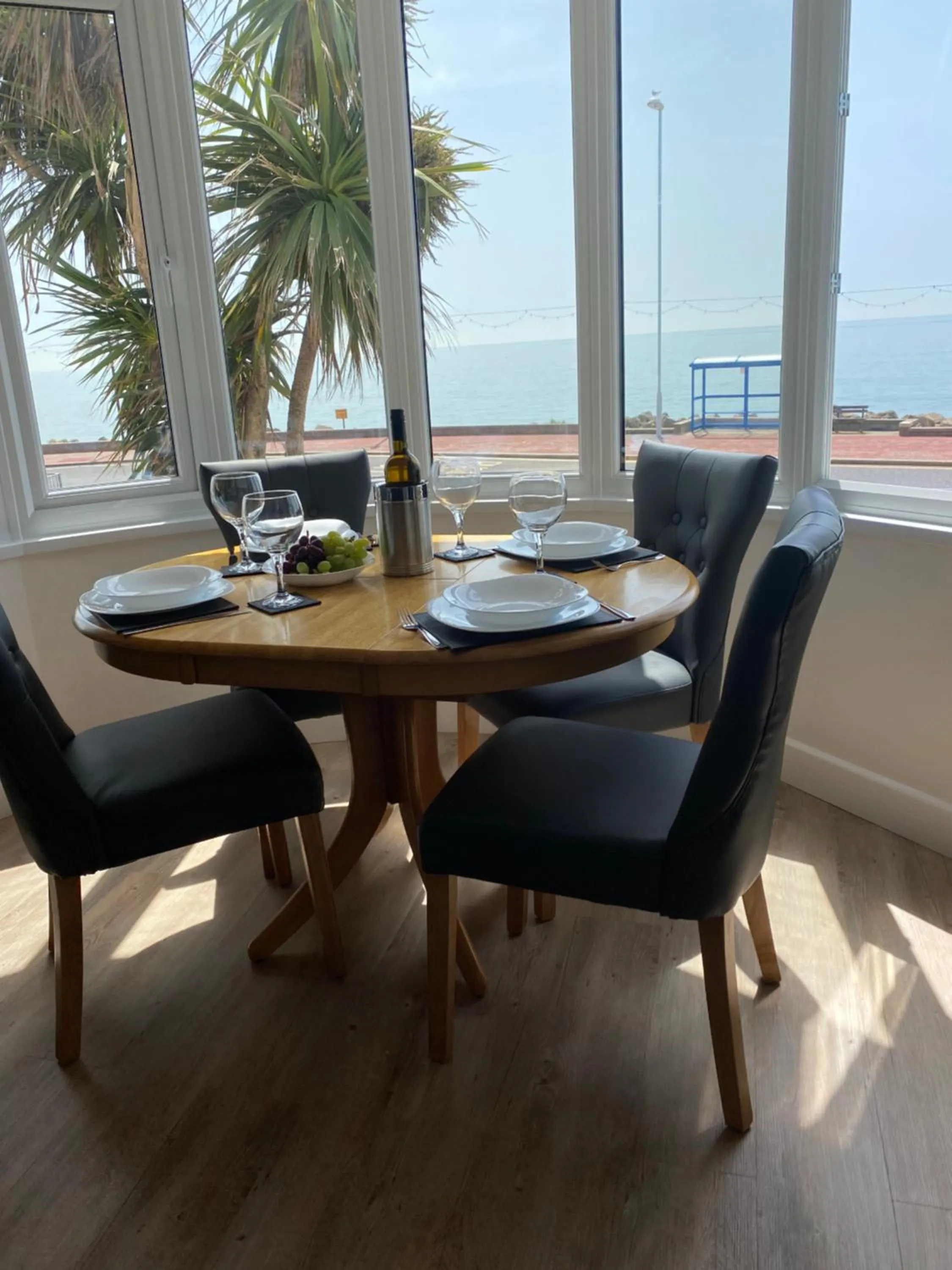 WORTHING BEACH 180 - 2 bed seafront apartment with private parking