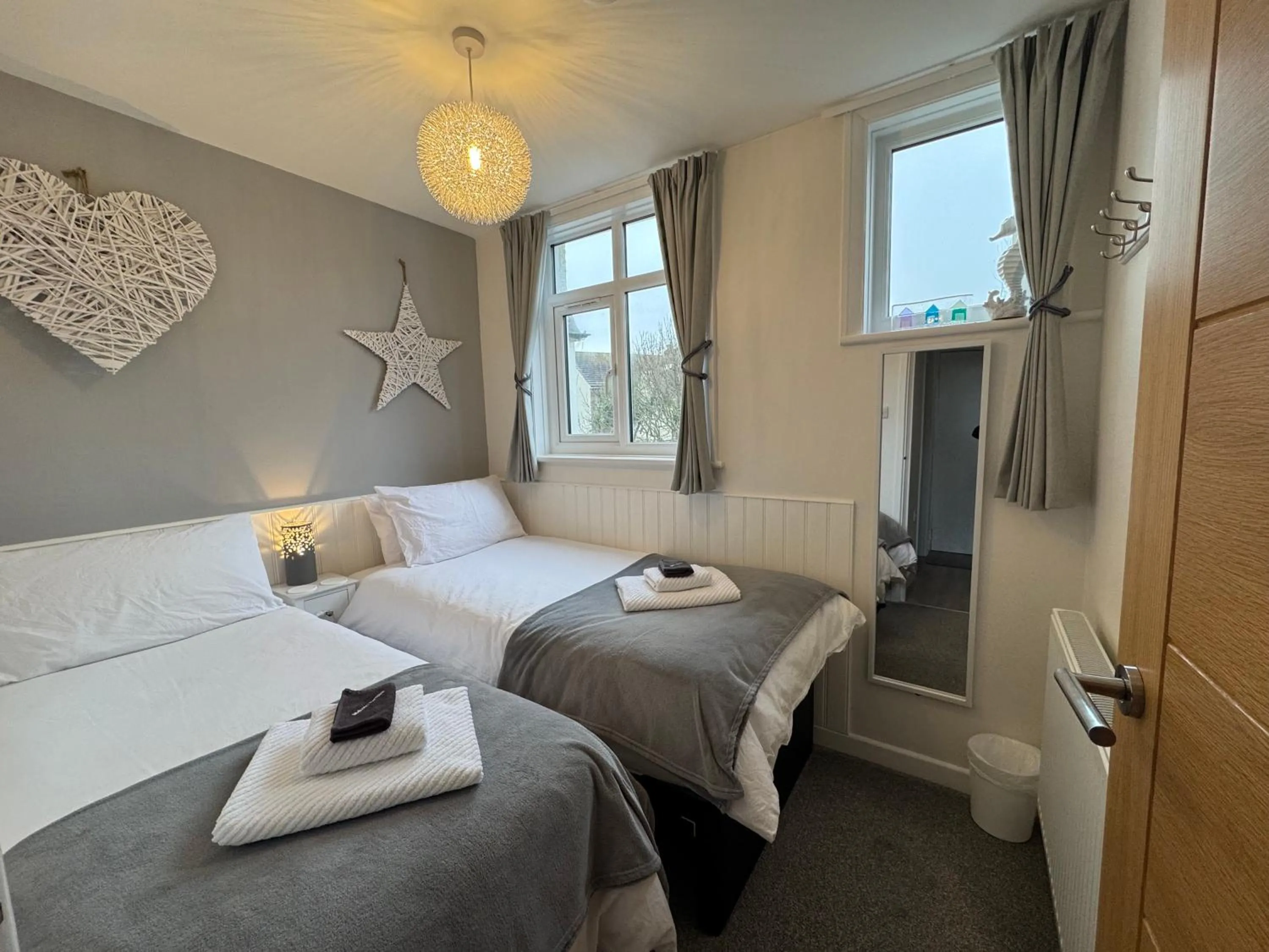 Bed in WORTHING BEACH 180 - 2 bed seafront apartment with private parking