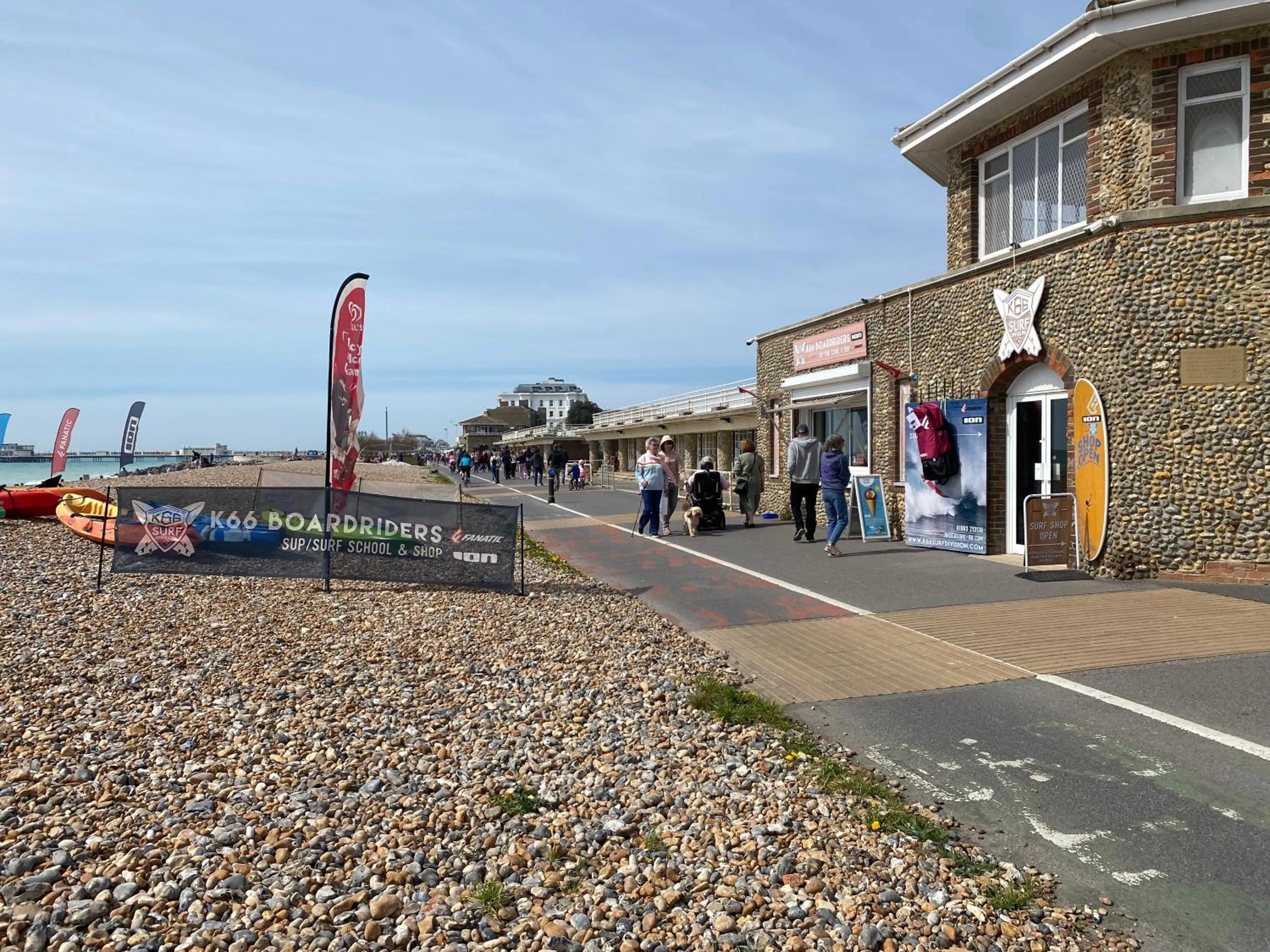 WORTHING BEACH 180 - 2 bed seafront apartment with private parking