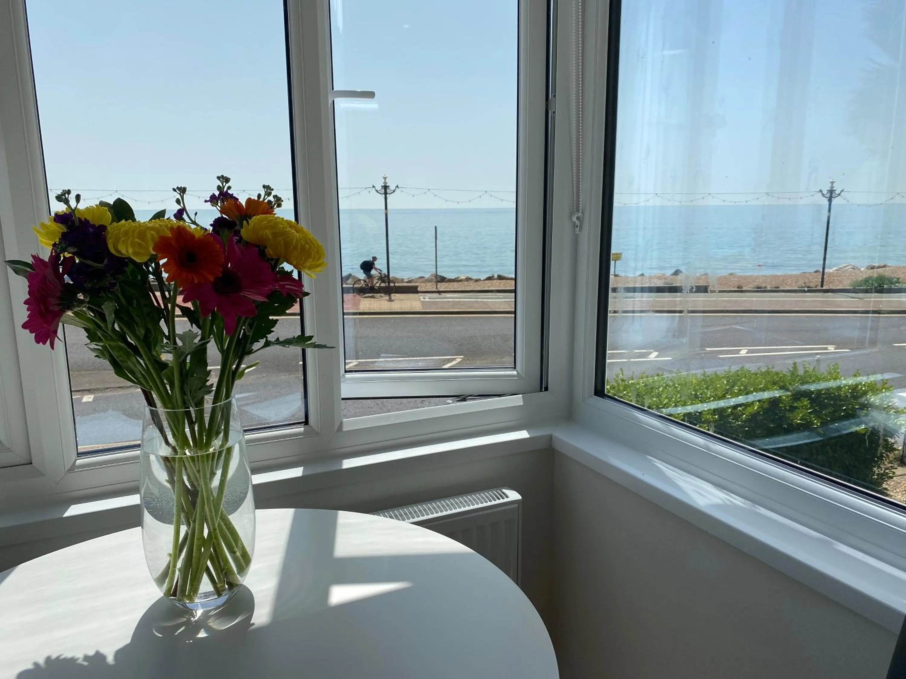 WORTHING BEACH 180 - 2 bed seafront apartment with private parking