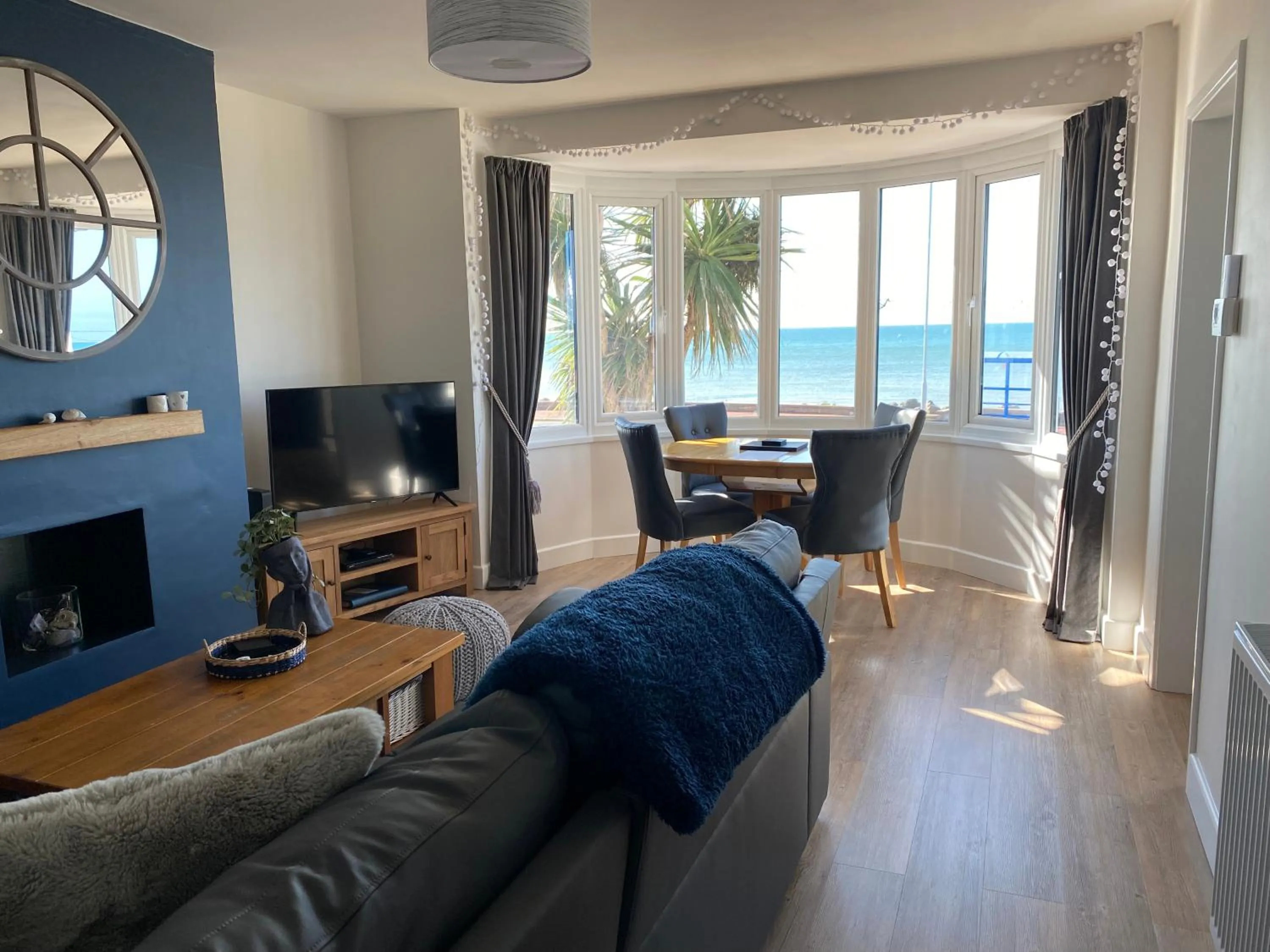 WORTHING BEACH 180 - 2 bed seafront apartment with private parking