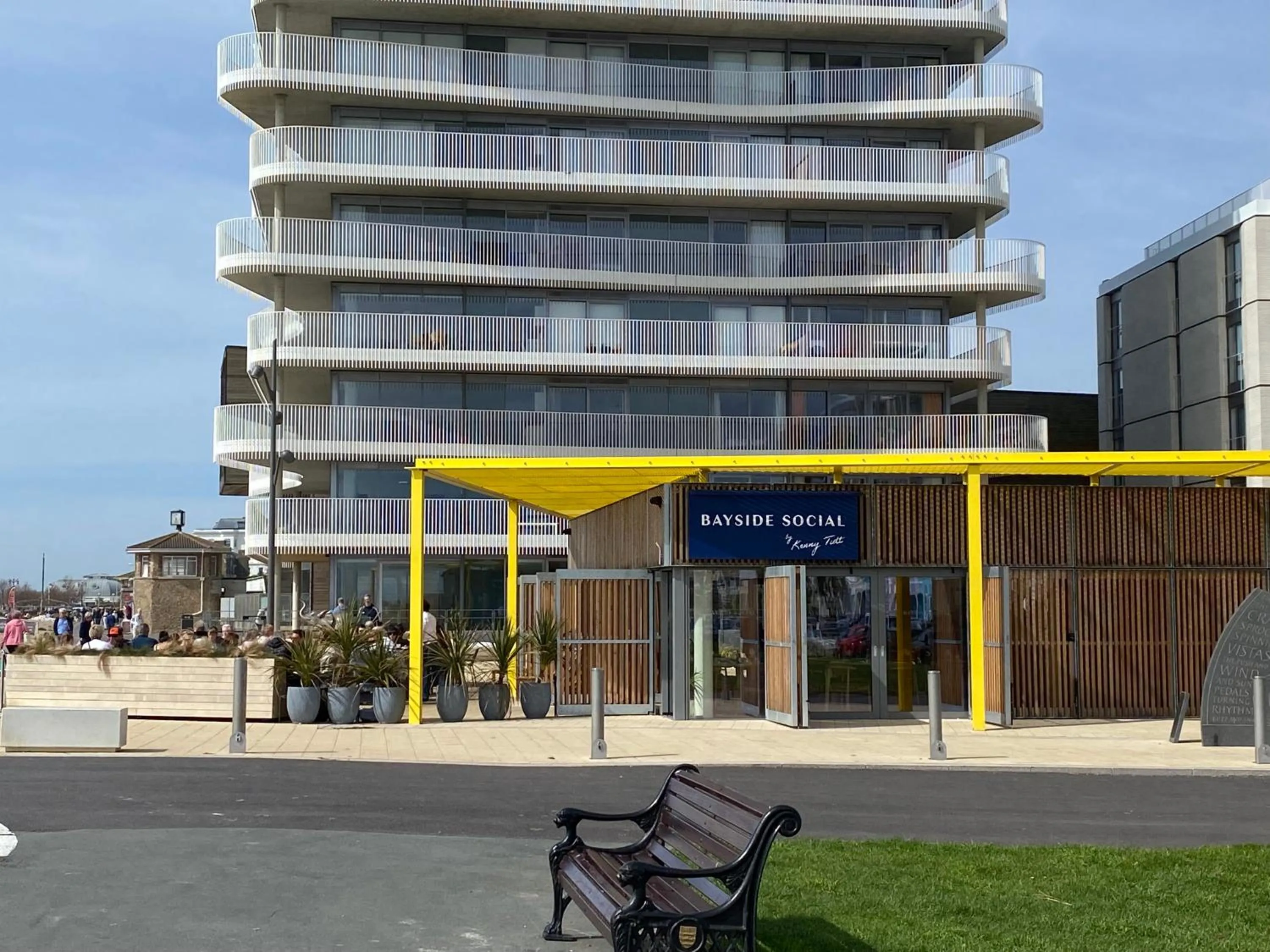 WORTHING BEACH 180 - 2 bed seafront apartment with private parking