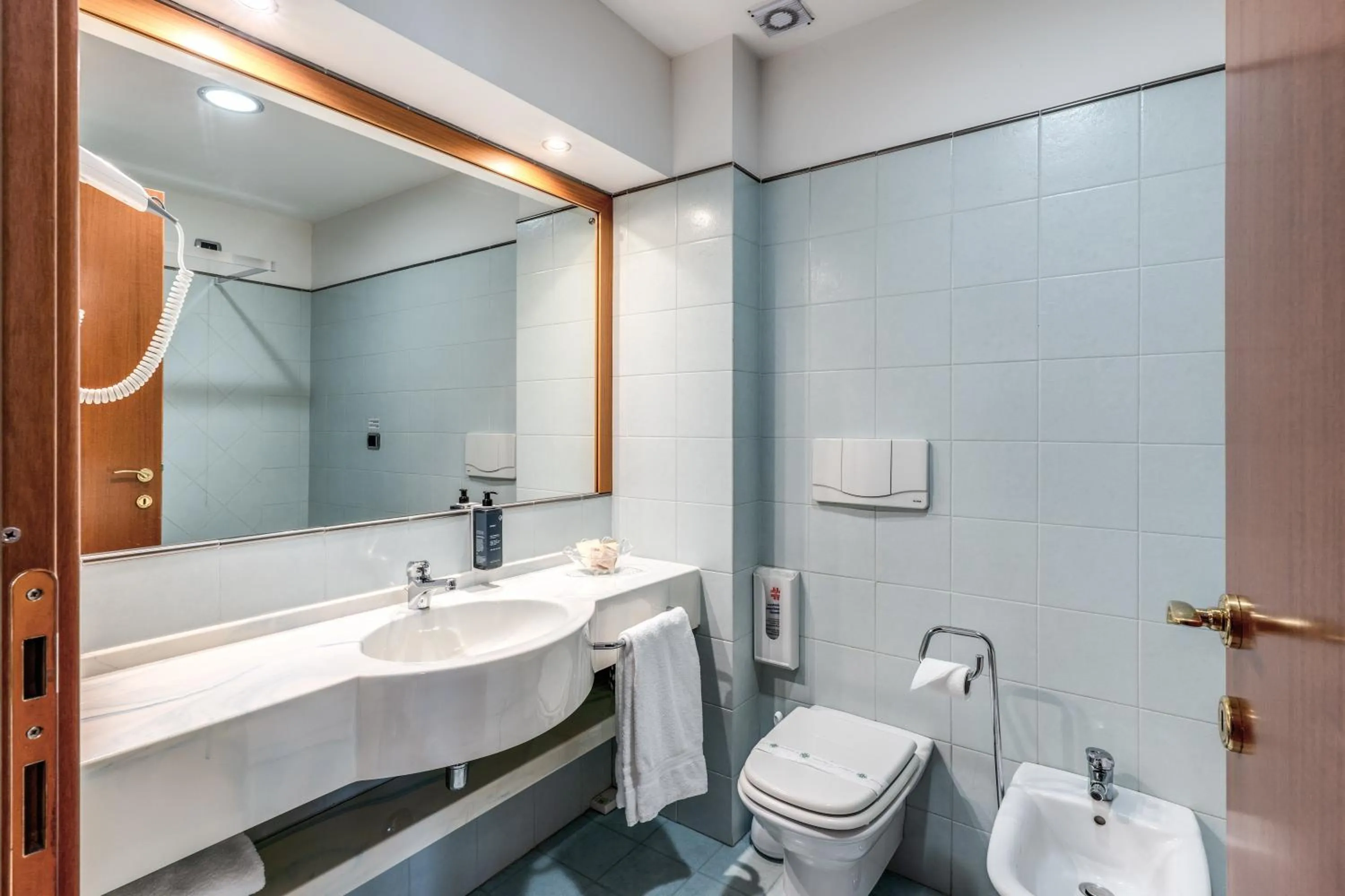 Bathroom in Luna Hotel Lago Maggiore Arona