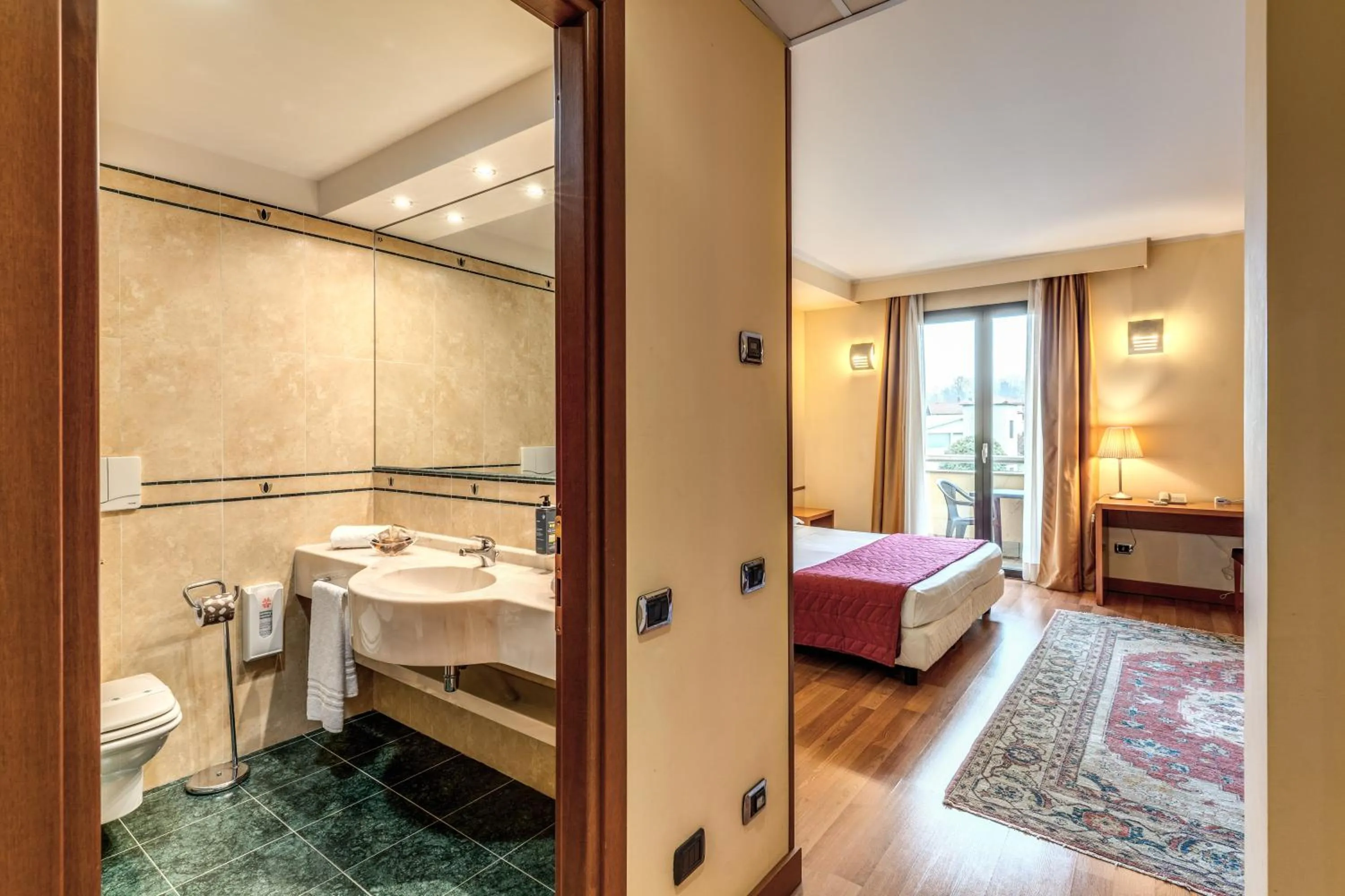 Toilet, Bed in Luna Hotel Lago Maggiore Arona