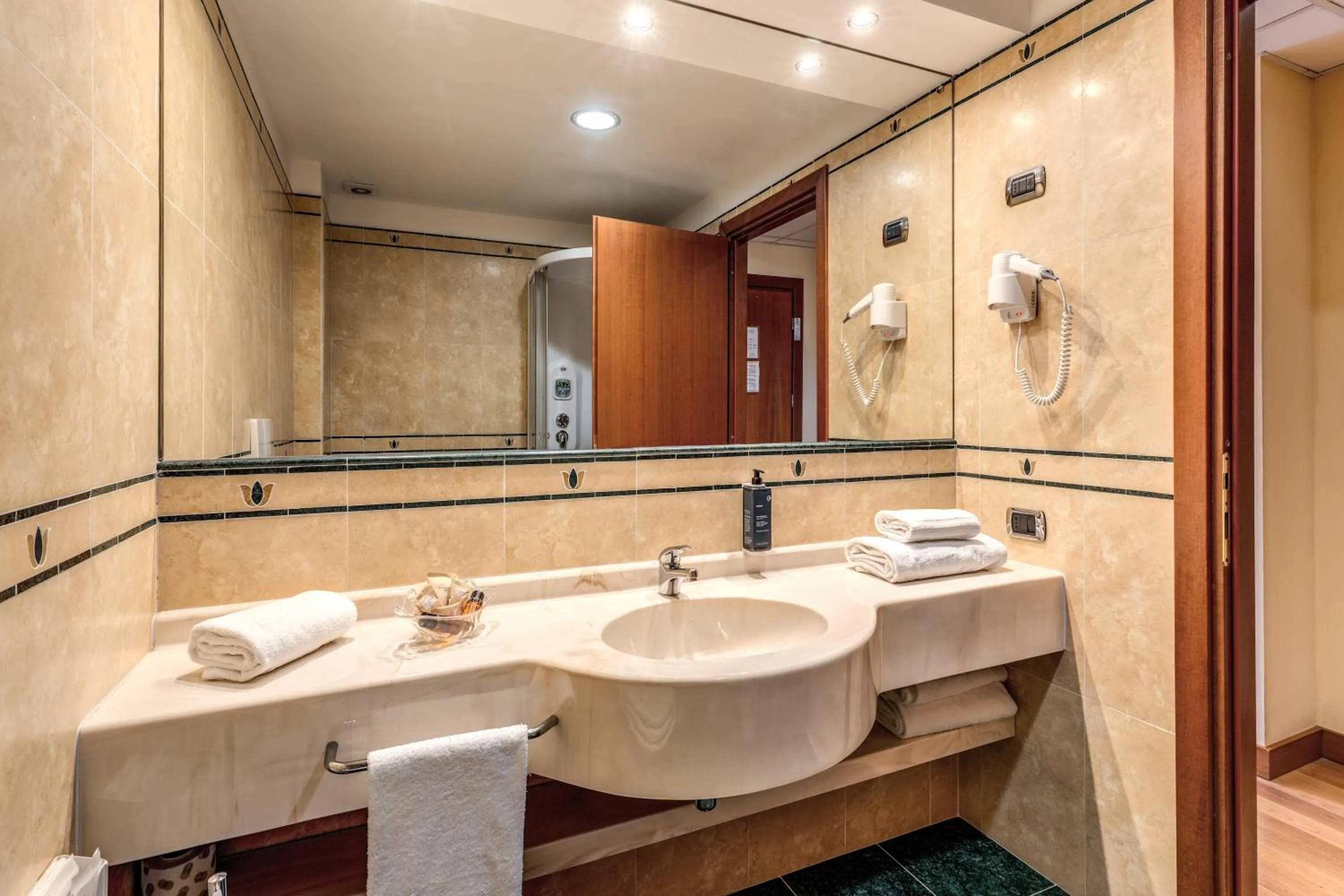 Bathroom in Luna Hotel Lago Maggiore Arona