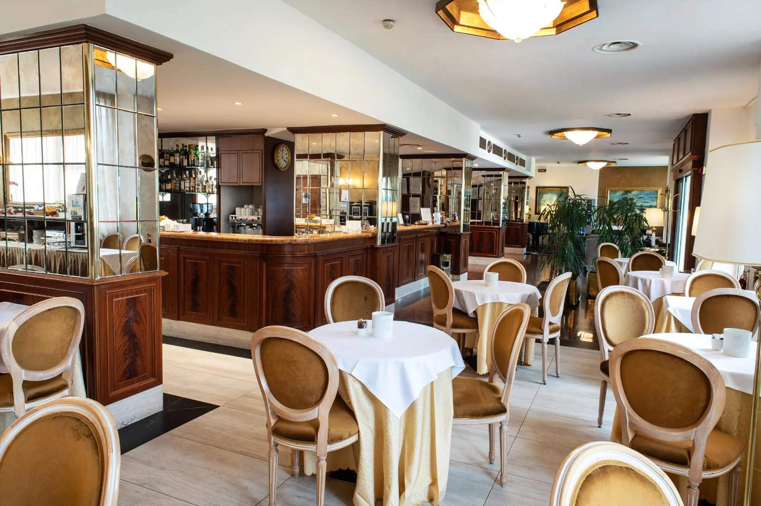 Restaurant/places to eat in Hotel Alga