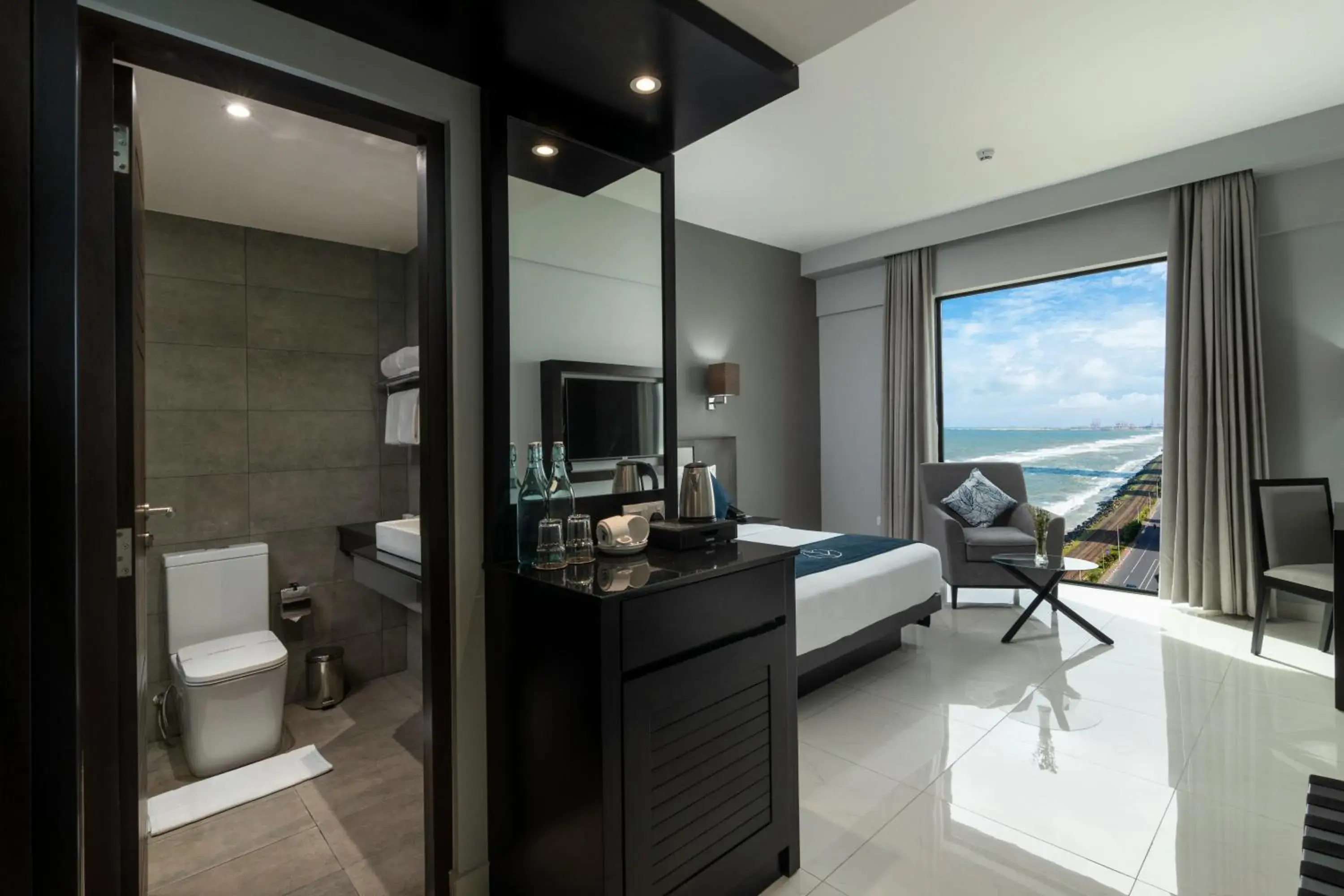 Deluxe Queen Room Partial Sea View - single occupancy in MaRadha Colombo Deluxe Queen Room Partial Sea View - single occupancy in MaRadha Colombo