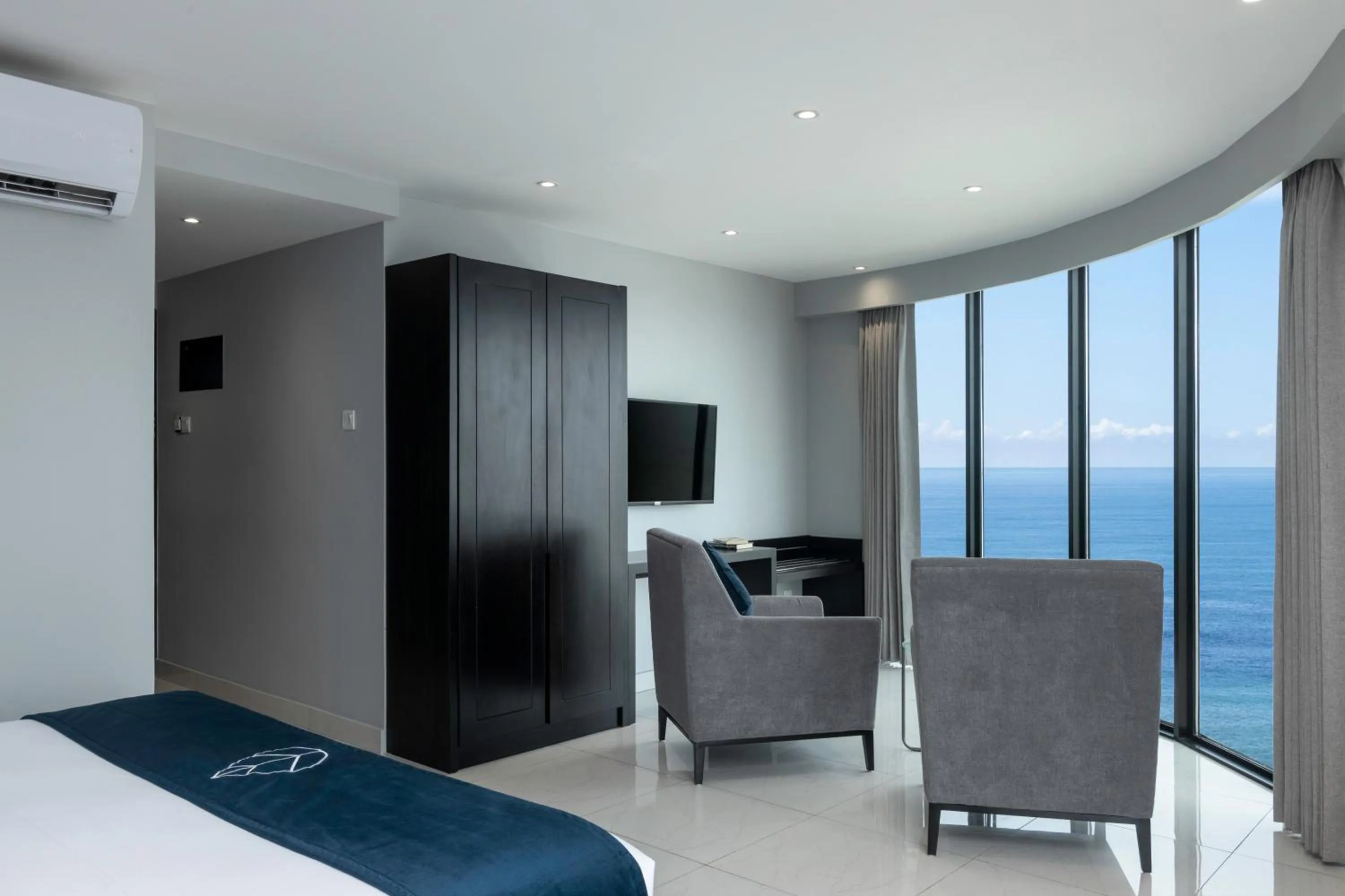 Communal lounge/ TV room, Bed in MaRadha Colombo