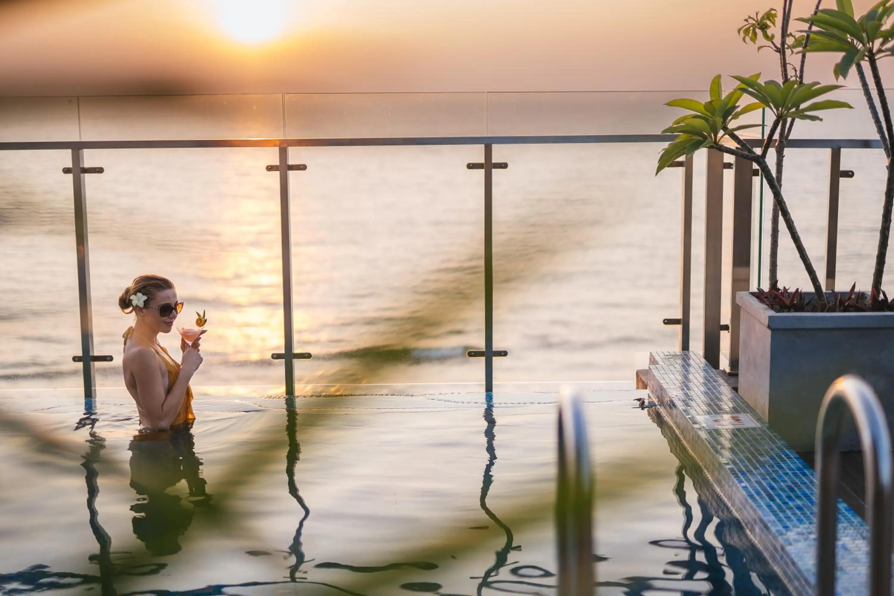 Swimming pool in MaRadha Colombo