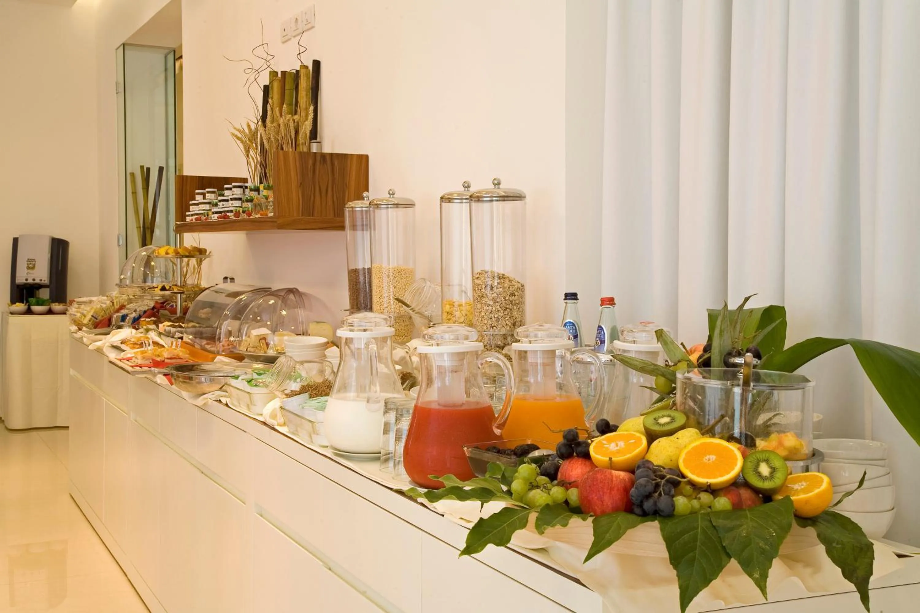 Food and drinks in Card International Hotel