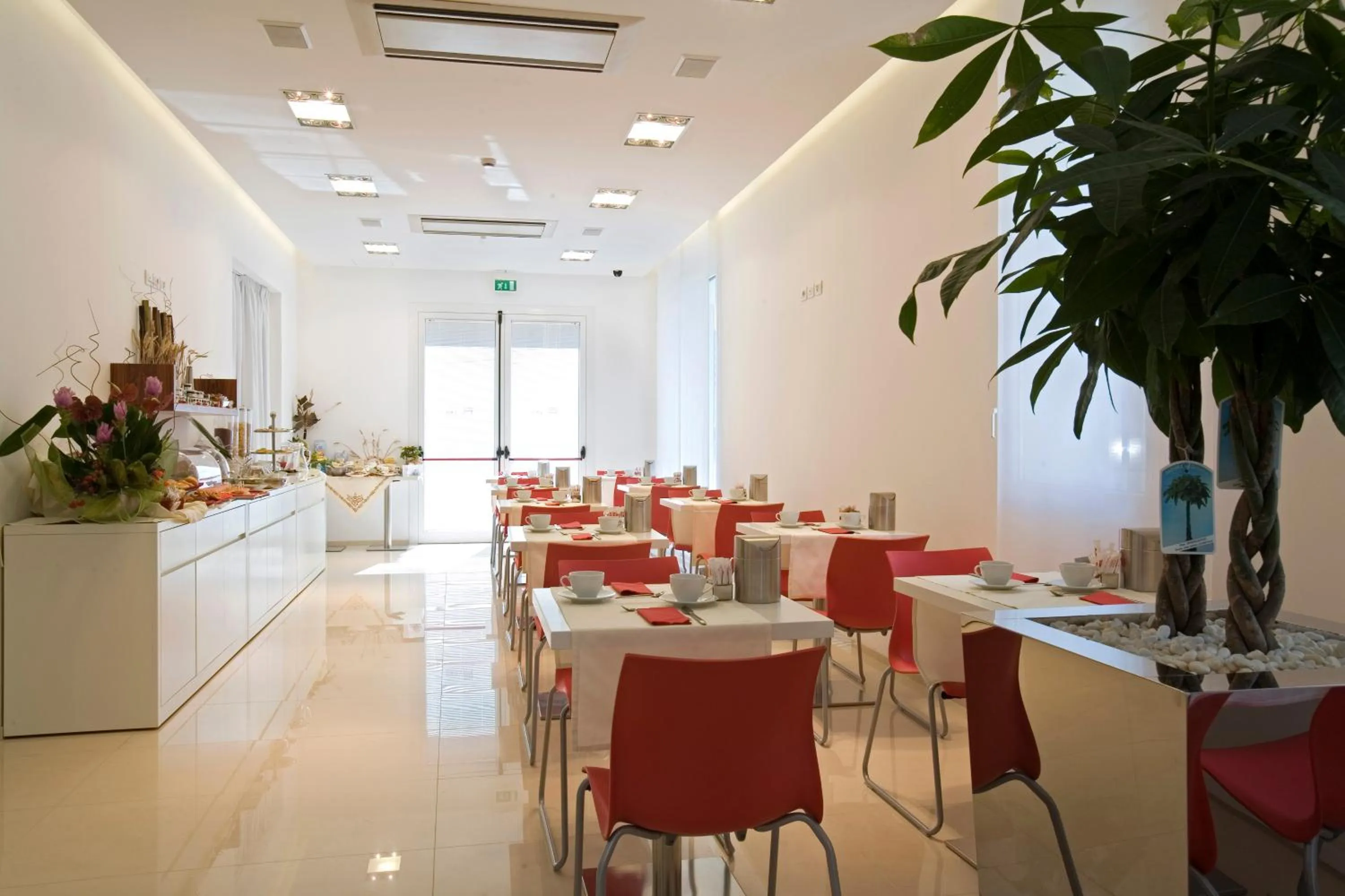 Restaurant/places to eat in Card International Hotel