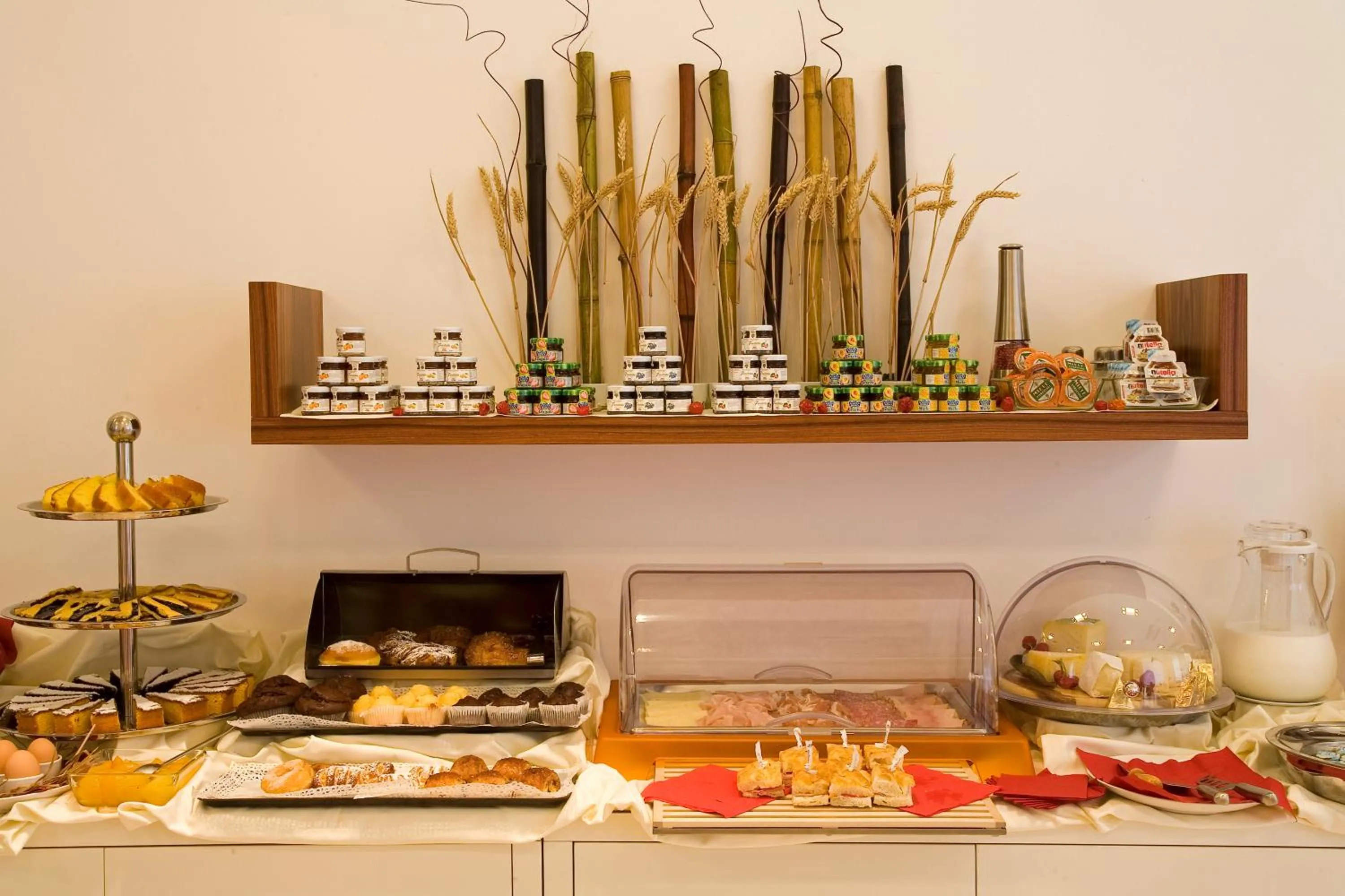 Food and drinks in Card International Hotel