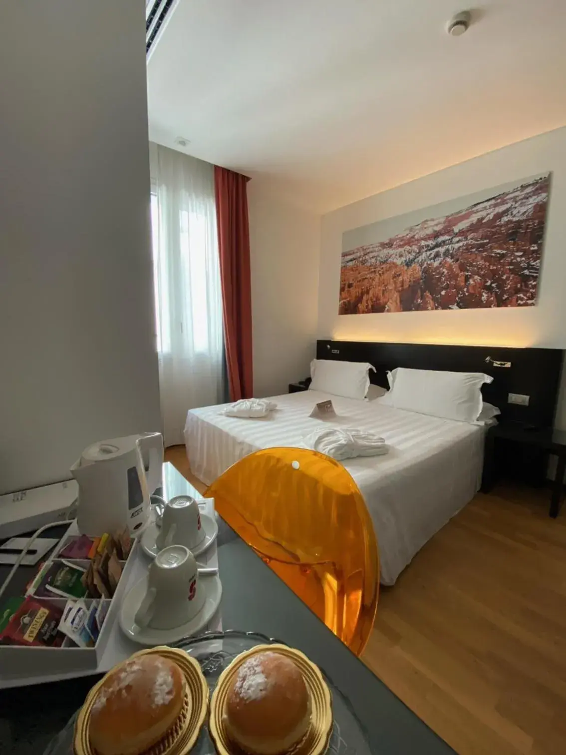 Photo of the whole room, Bed in Card International Hotel Photo of the whole room, Bed in Card International Hotel