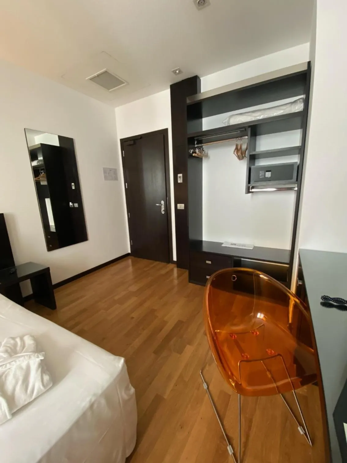 Bedroom, Bed in Card International Hotel