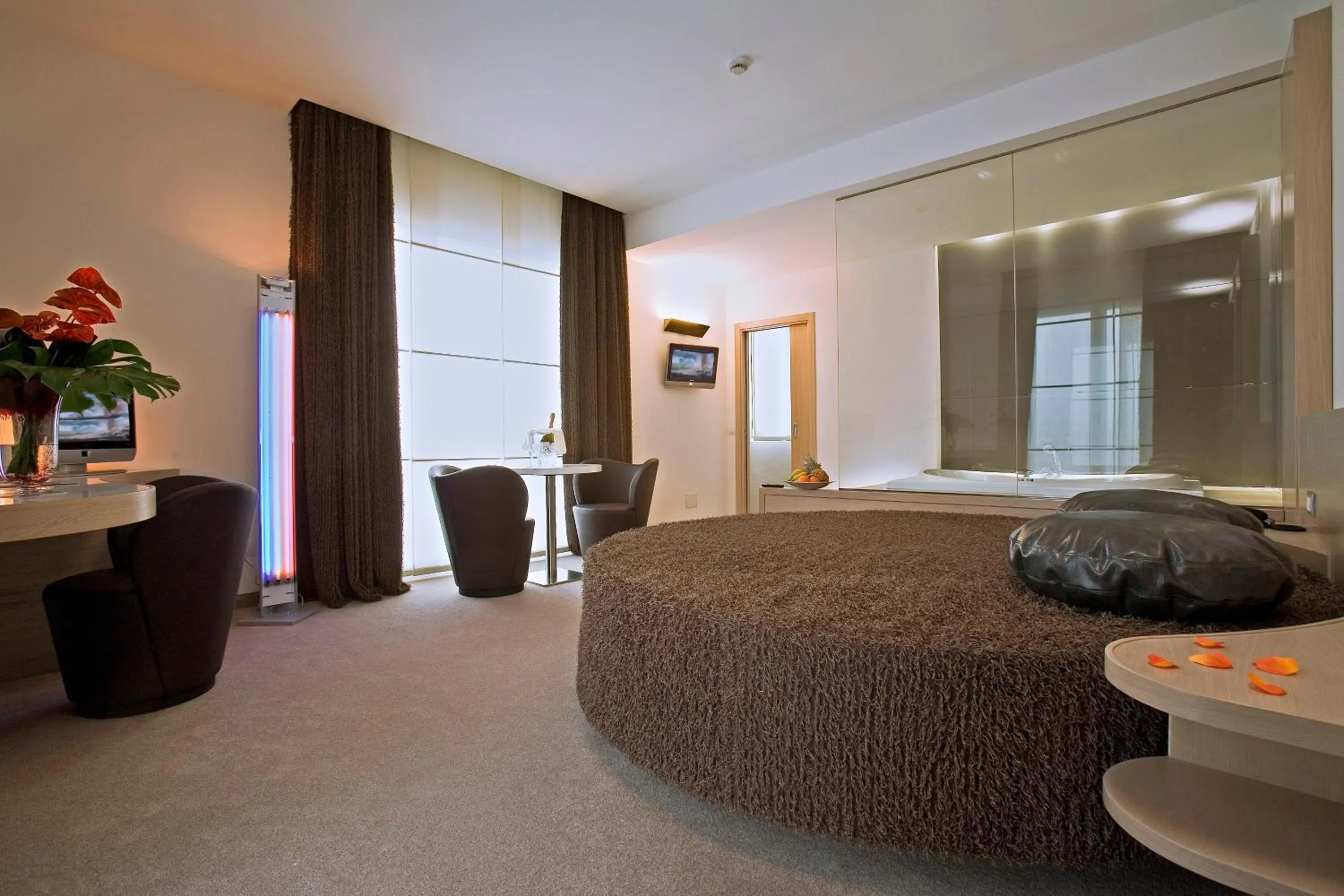 Bathroom, Bed in Card International Hotel