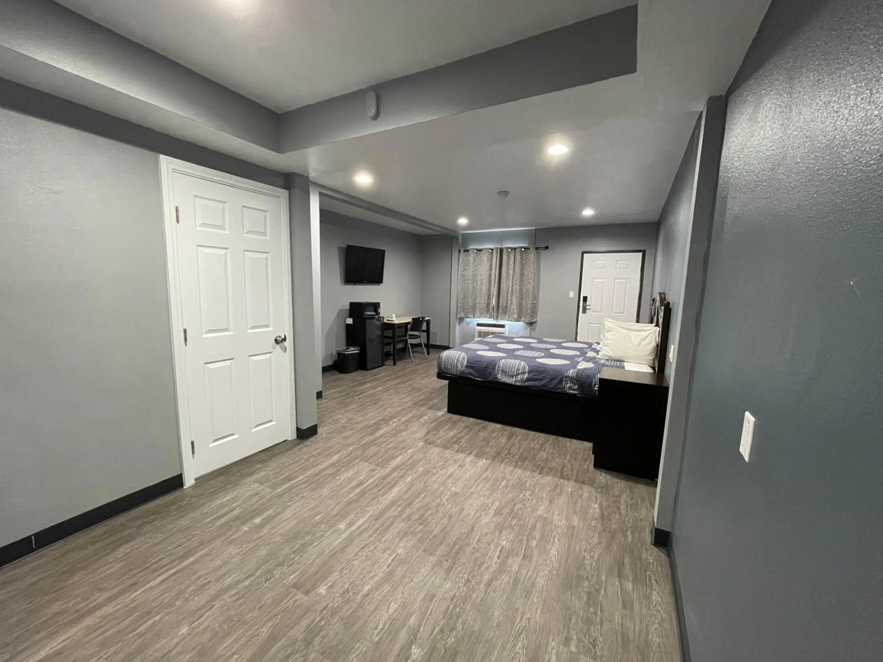 Photo of the whole room, Bed in Cornett Motel